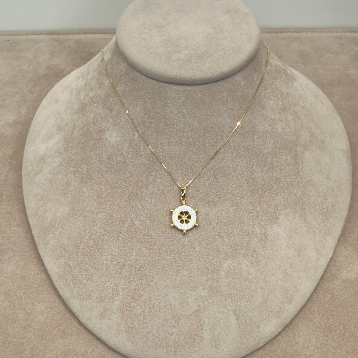 COLLANA IN ORO GIALLO 18 KT (750) CON PENDENTE TIMONE E ZIRCONI