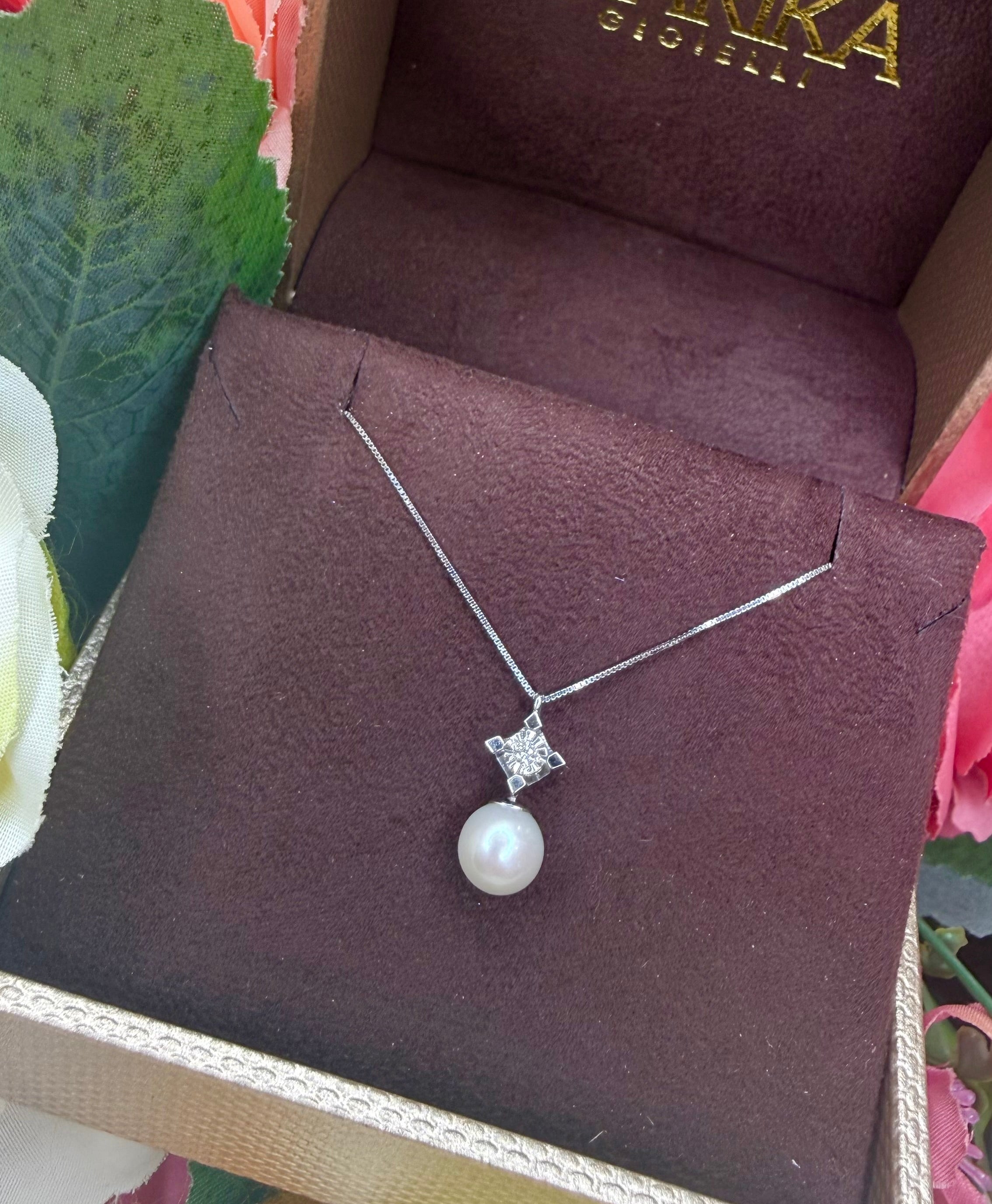 COLLANA IN ORO 18 CARATI CON DIAMANTI E PERLA
