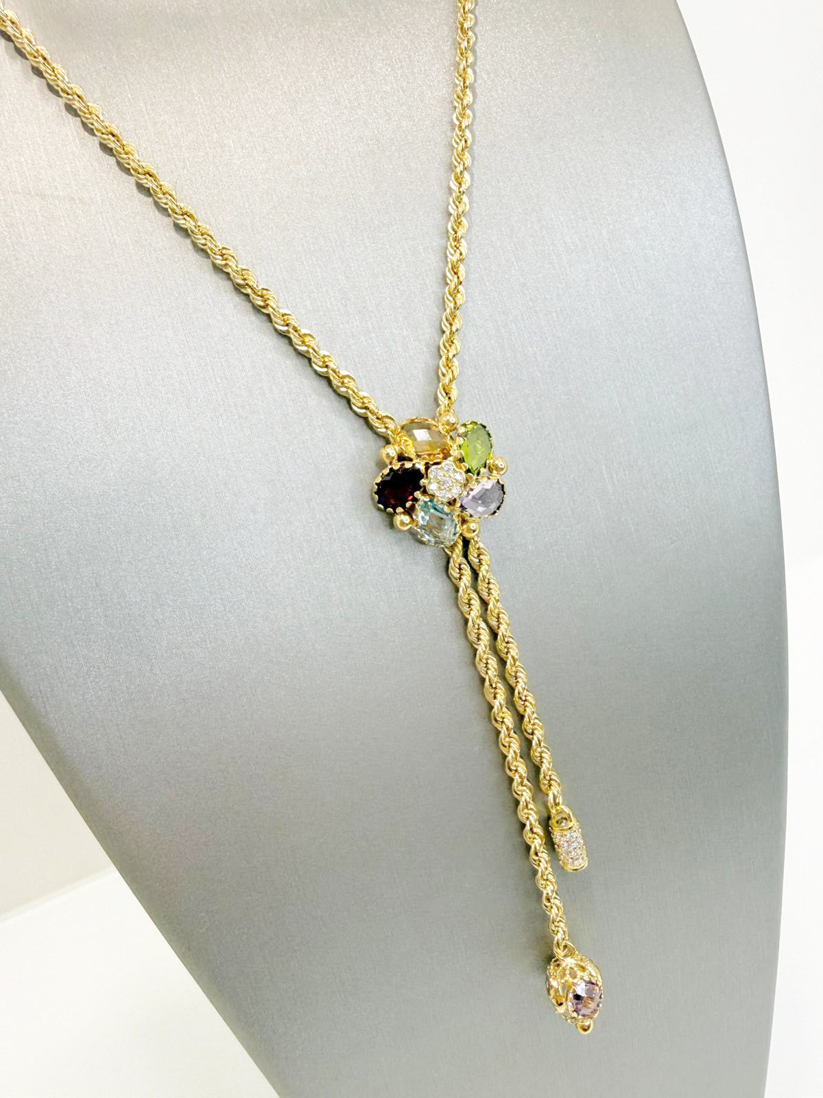 Collana in oro giallo 18KT (750) con pendente multifilo e pietre colorate