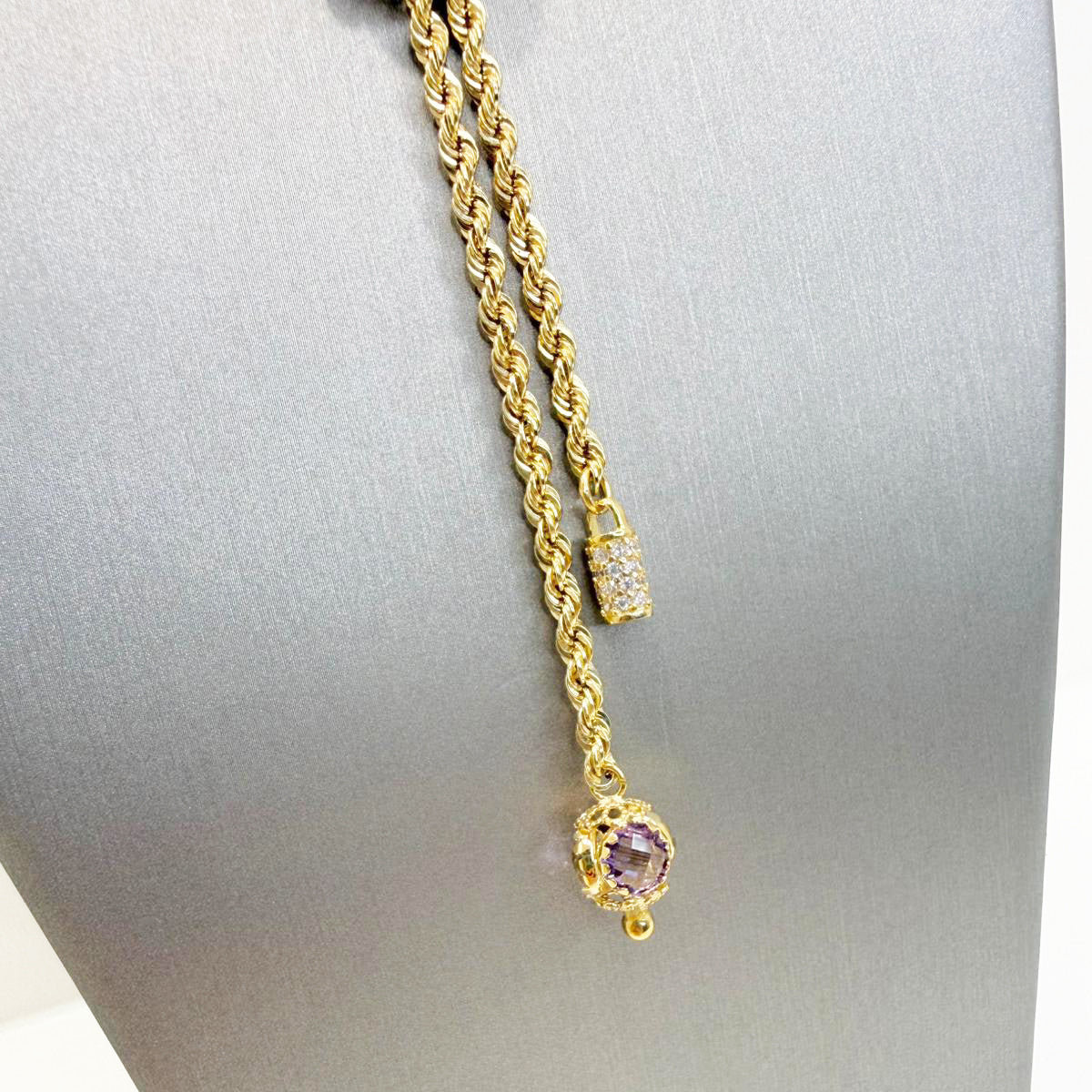 Collana in oro giallo 18KT (750) con pendente multifilo e pietre colorate