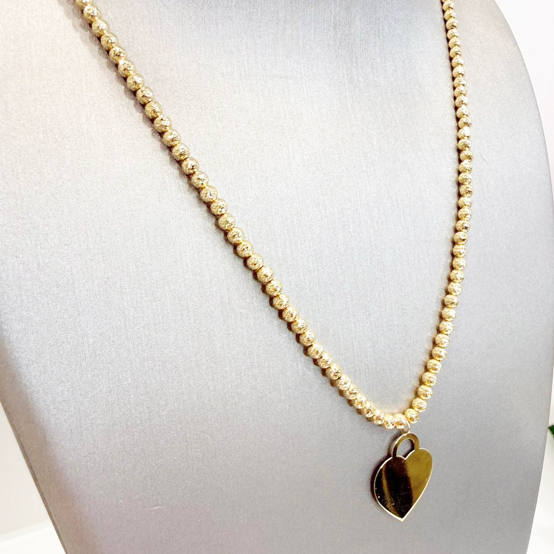 Collana con cuore incidibile in oro giallo 18KT (750) e sfere diamantate