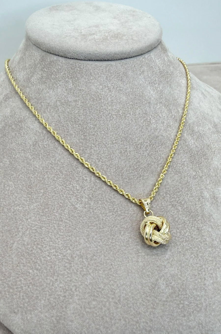 COLLANA CON PENDENTE NODO INTRECCIATO IN ORO GIALLO 18 KT