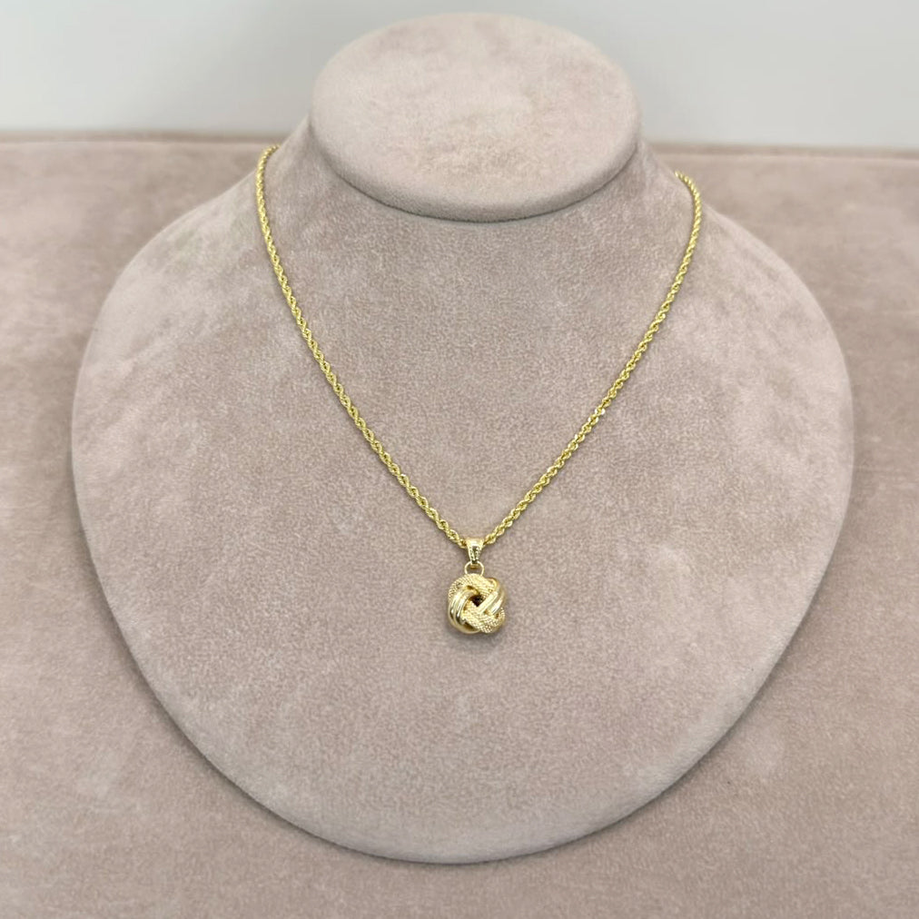 COLLANA CON PENDENTE NODO INTRECCIATO IN ORO GIALLO 18 KT