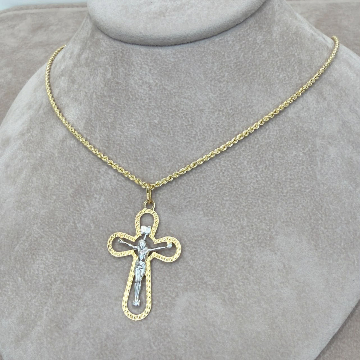 COLLANA CON CROCE BICOLORE IN ORO GIALLO E BIANCO 18 KT (750)