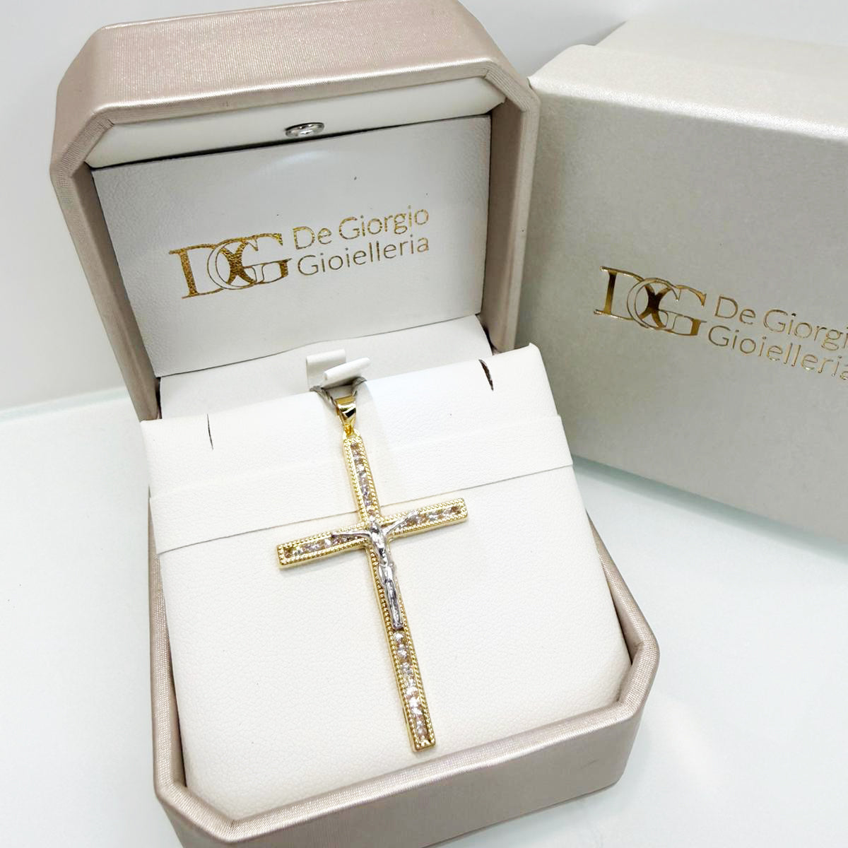 Ciondolo croce con Cristo e zirconi in oro giallo e bianco 18KT (750) – Made in Italy