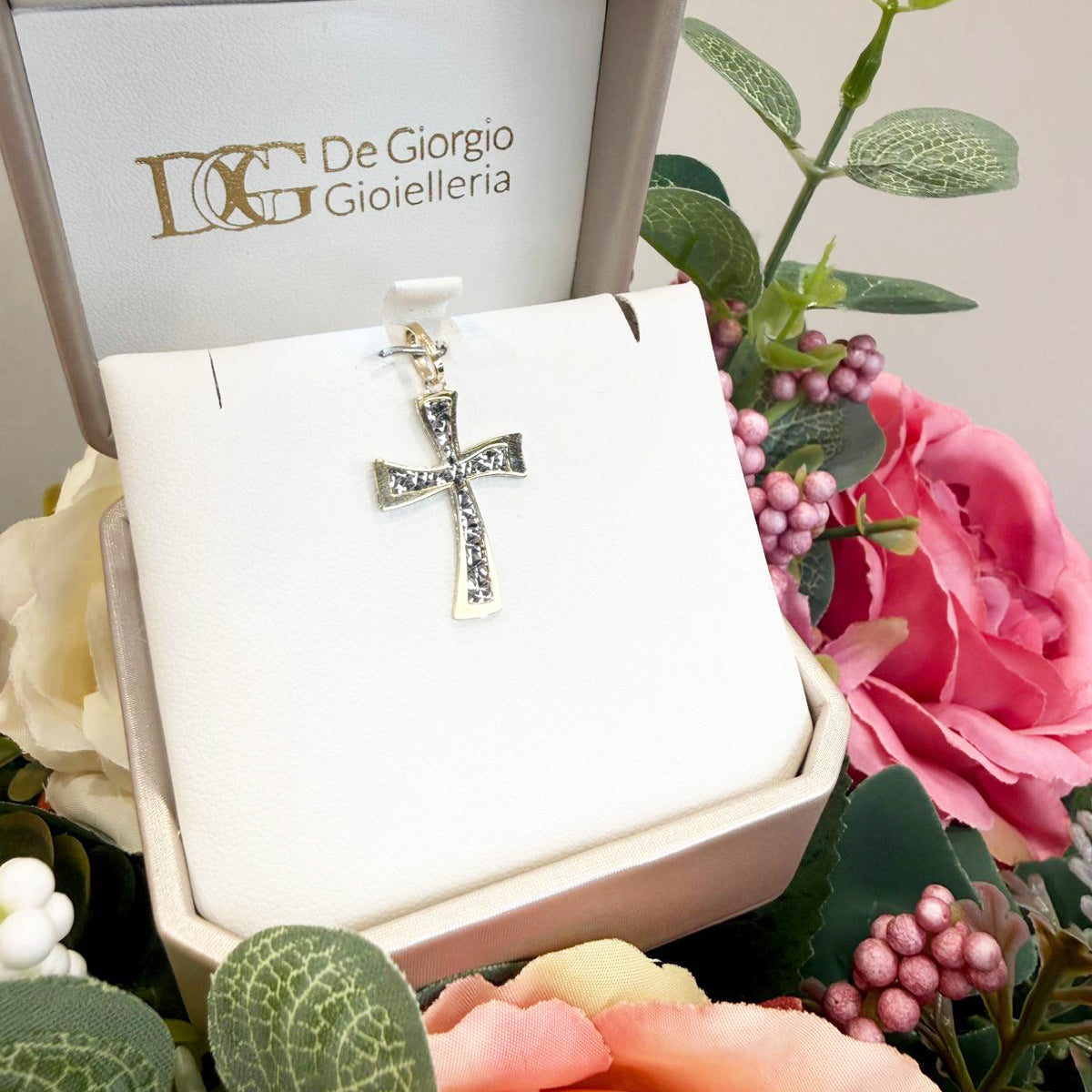 Ciondolo croce da uomo lavorata in oro giallo e bianco 18KT (750)