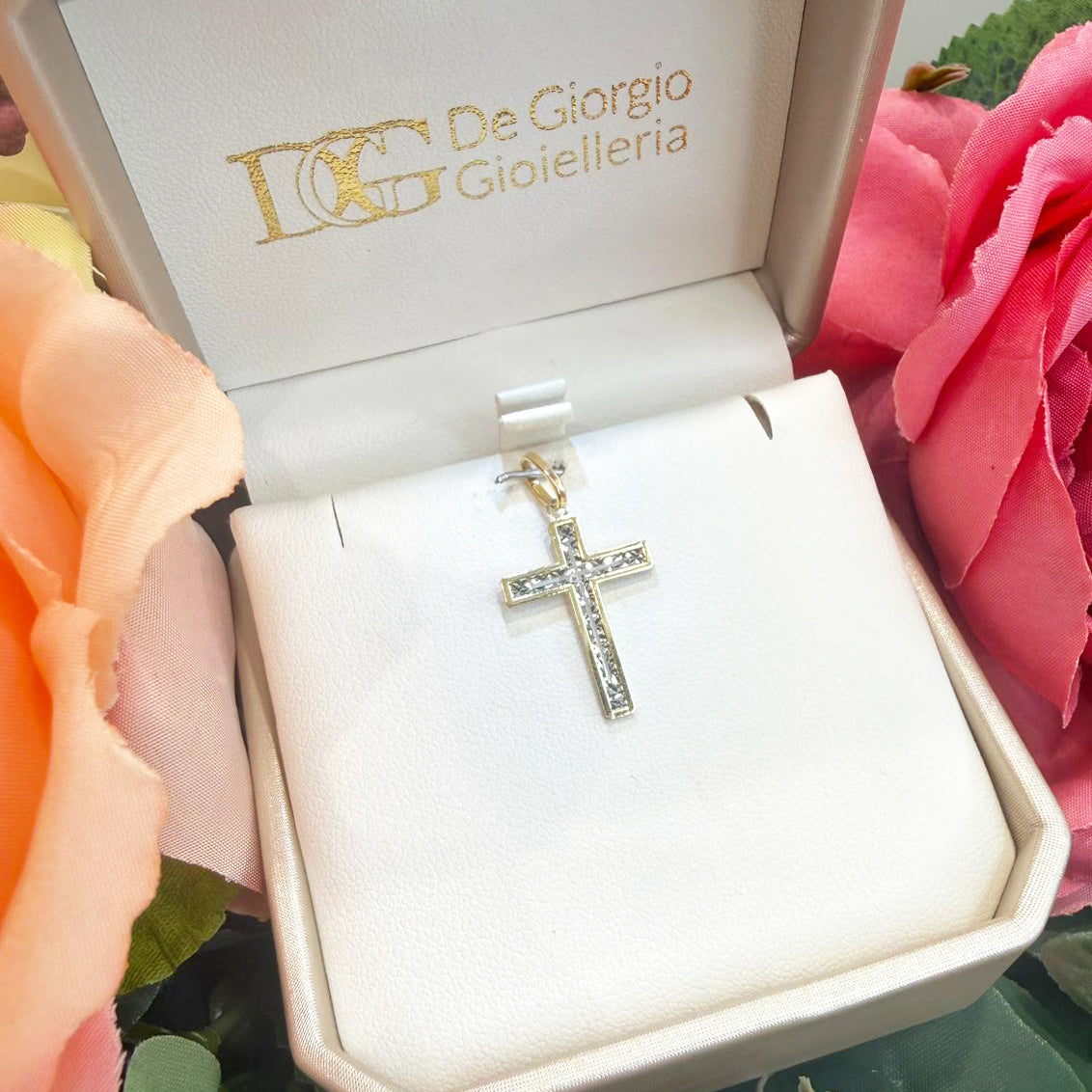 Ciondolo croce unisex in oro giallo e bianco 18 Kt (750) con lavorazione diamantata