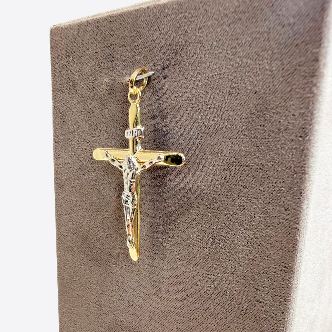 Ciondolo croce con Cristo da uomo in oro giallo e oro bianco 18 Kt (750)