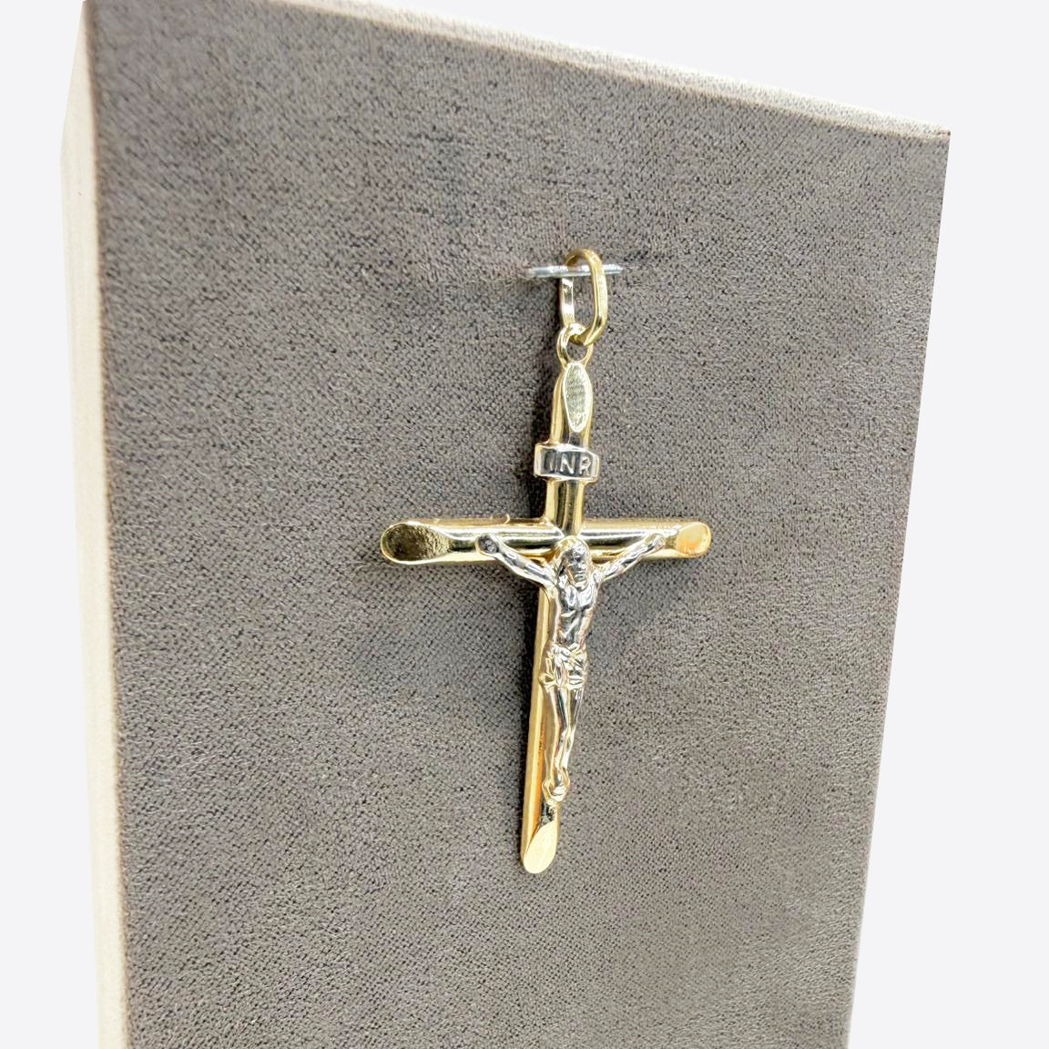 Ciondolo croce con Cristo da uomo in oro giallo e oro bianco 18 Kt (750)