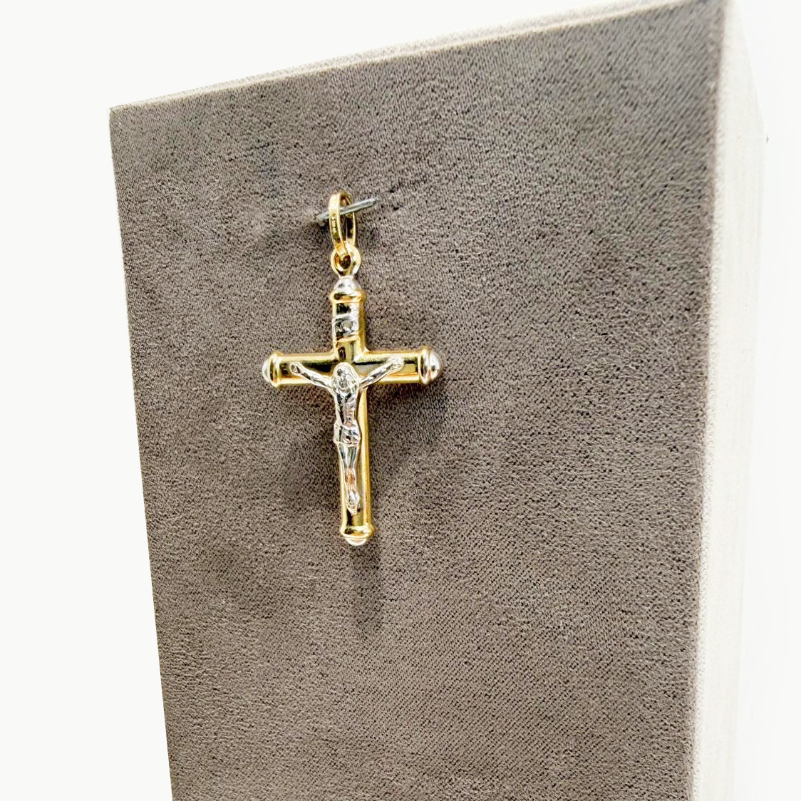 Ciondolo croce con Cristo da uomo in oro giallo e oro bianco 18 Kt (750)