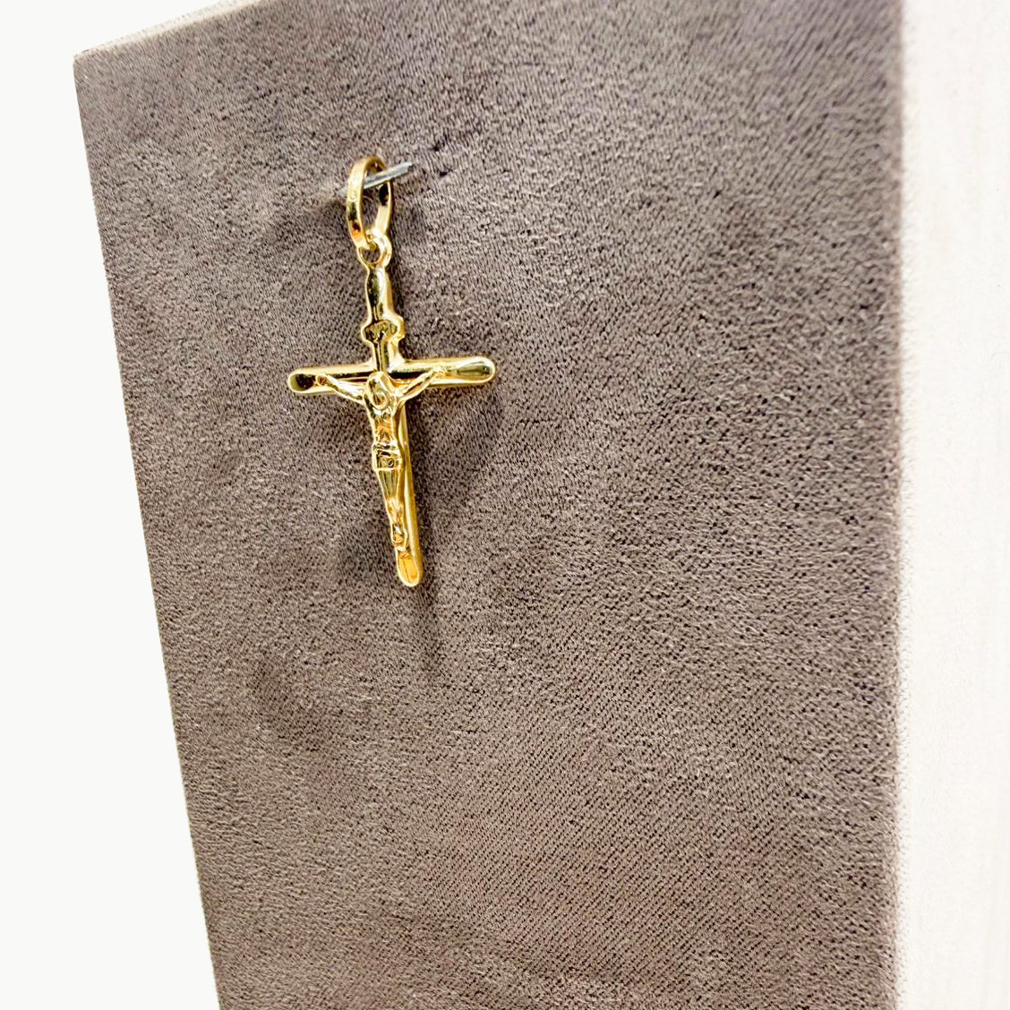 Ciondolo croce con Cristo da uomo in oro giallo 18 Kt (750)