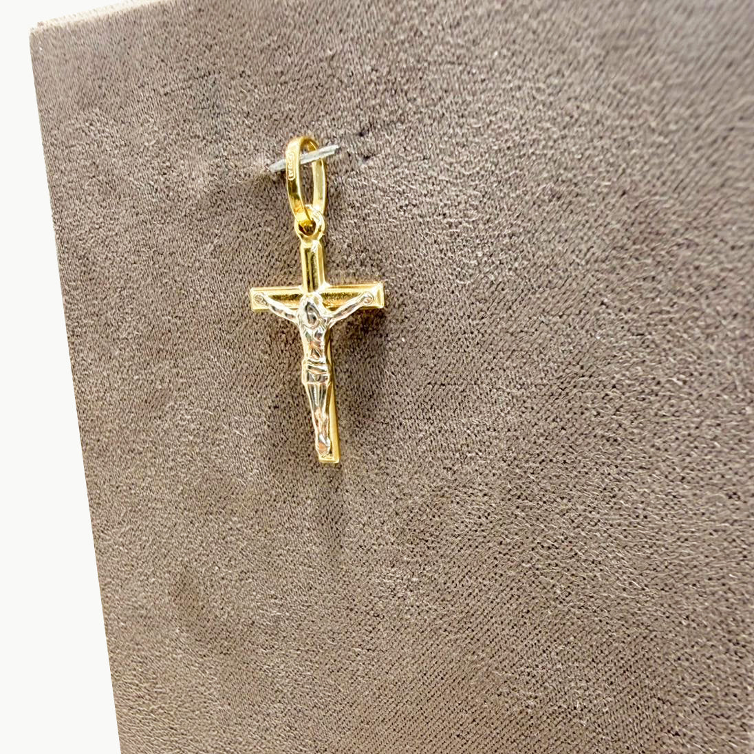 Ciondolo croce con Cristo da uomo in oro giallo e oro bianco 18 Kt (750)
