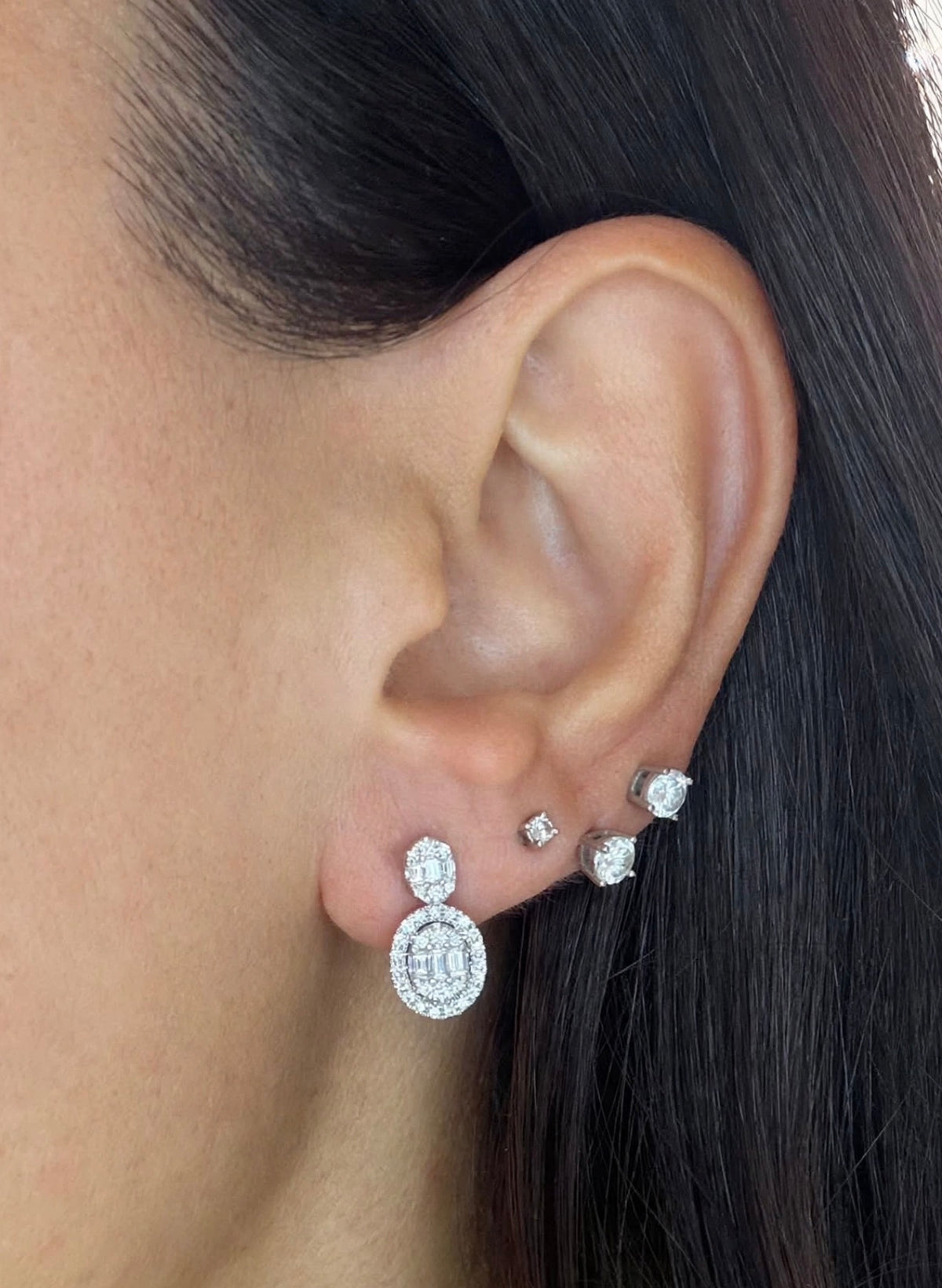 ORECCHINI IN ORO BIANCO 18 CARATI CON DIAMANTI E BAGUETTE