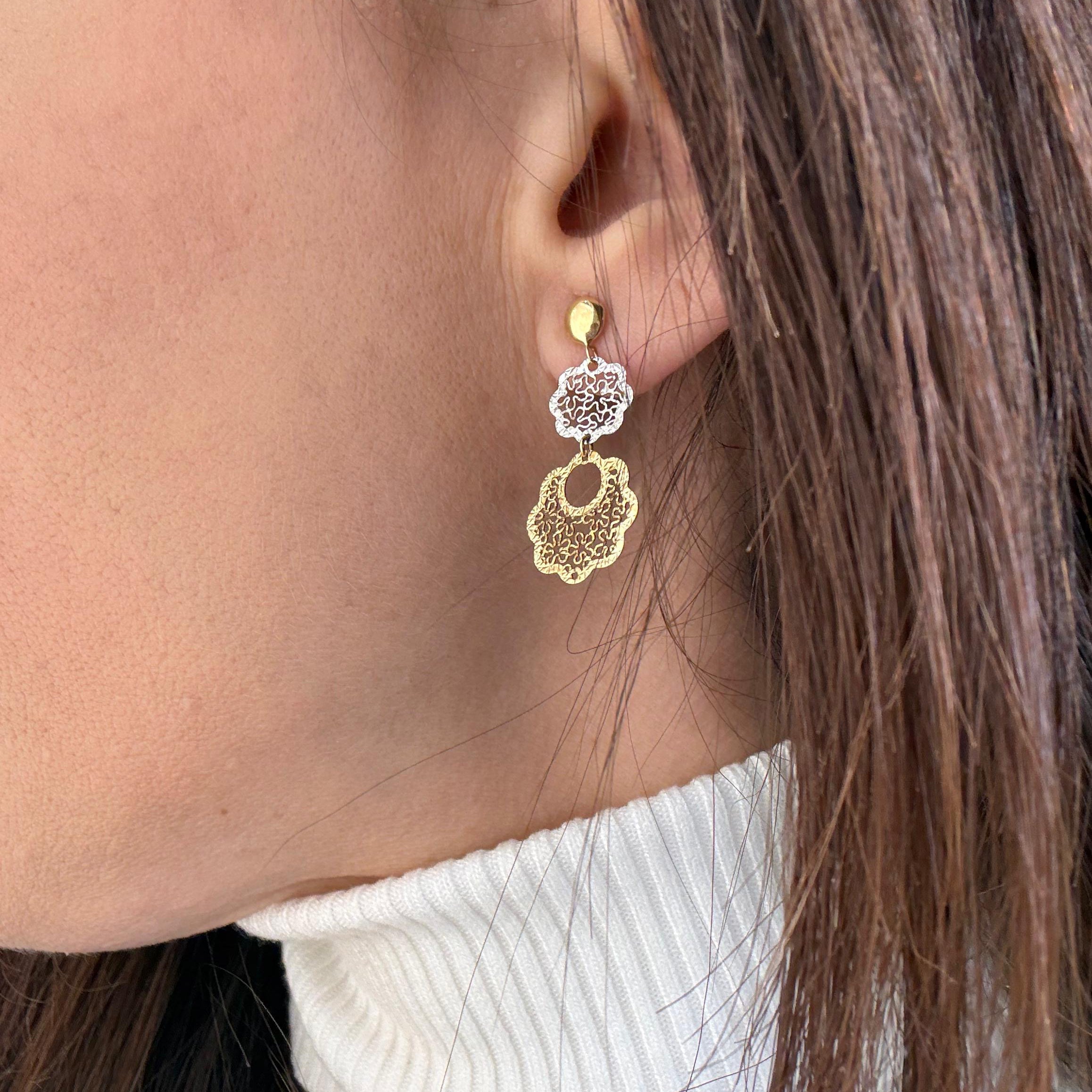 Orecchini pendenti bicolore in oro giallo e oro bianco 18KT (750) con lavorazione traforata – Made in Italy