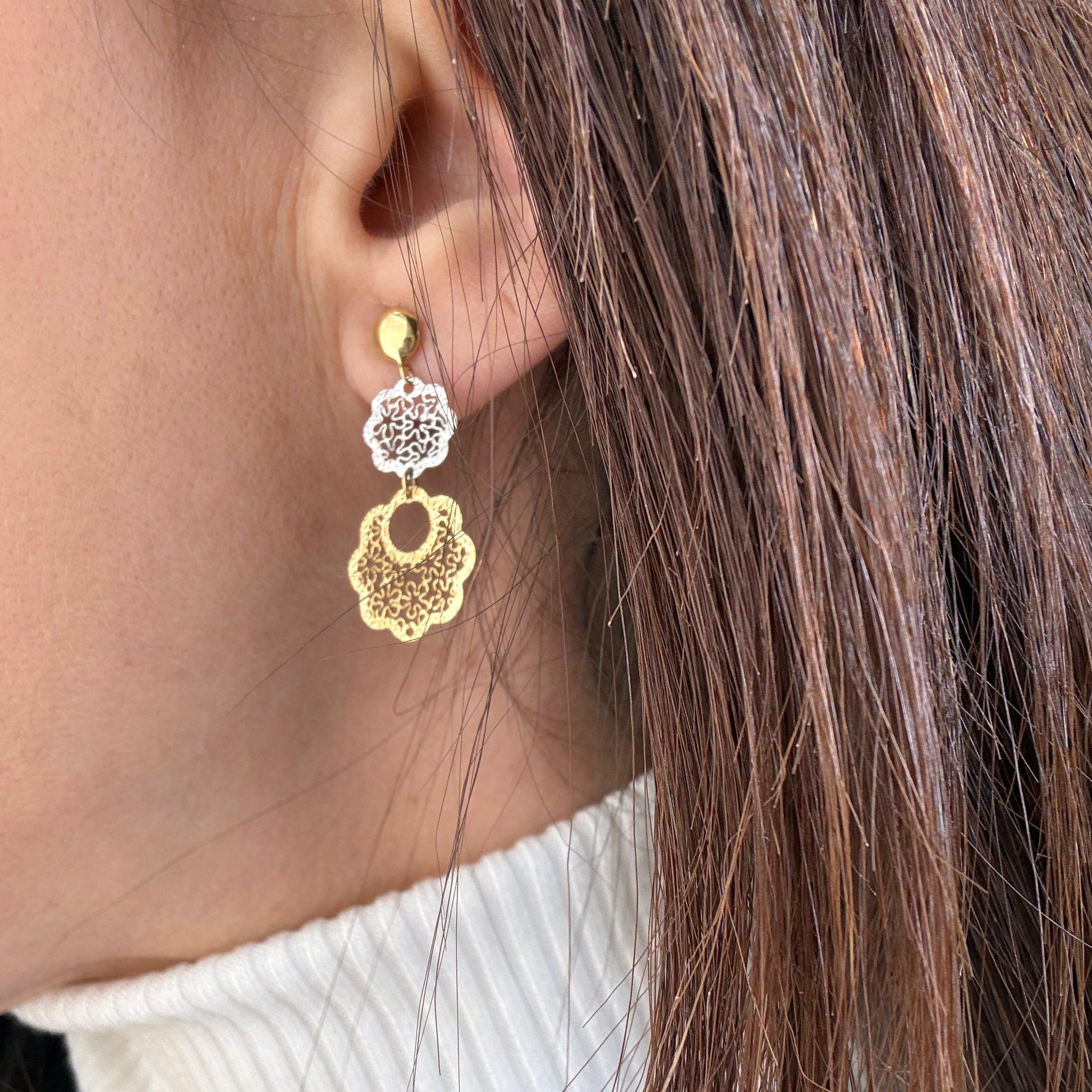 Orecchini pendenti bicolore in oro giallo e oro bianco 18KT (750) con lavorazione traforata – Made in Italy