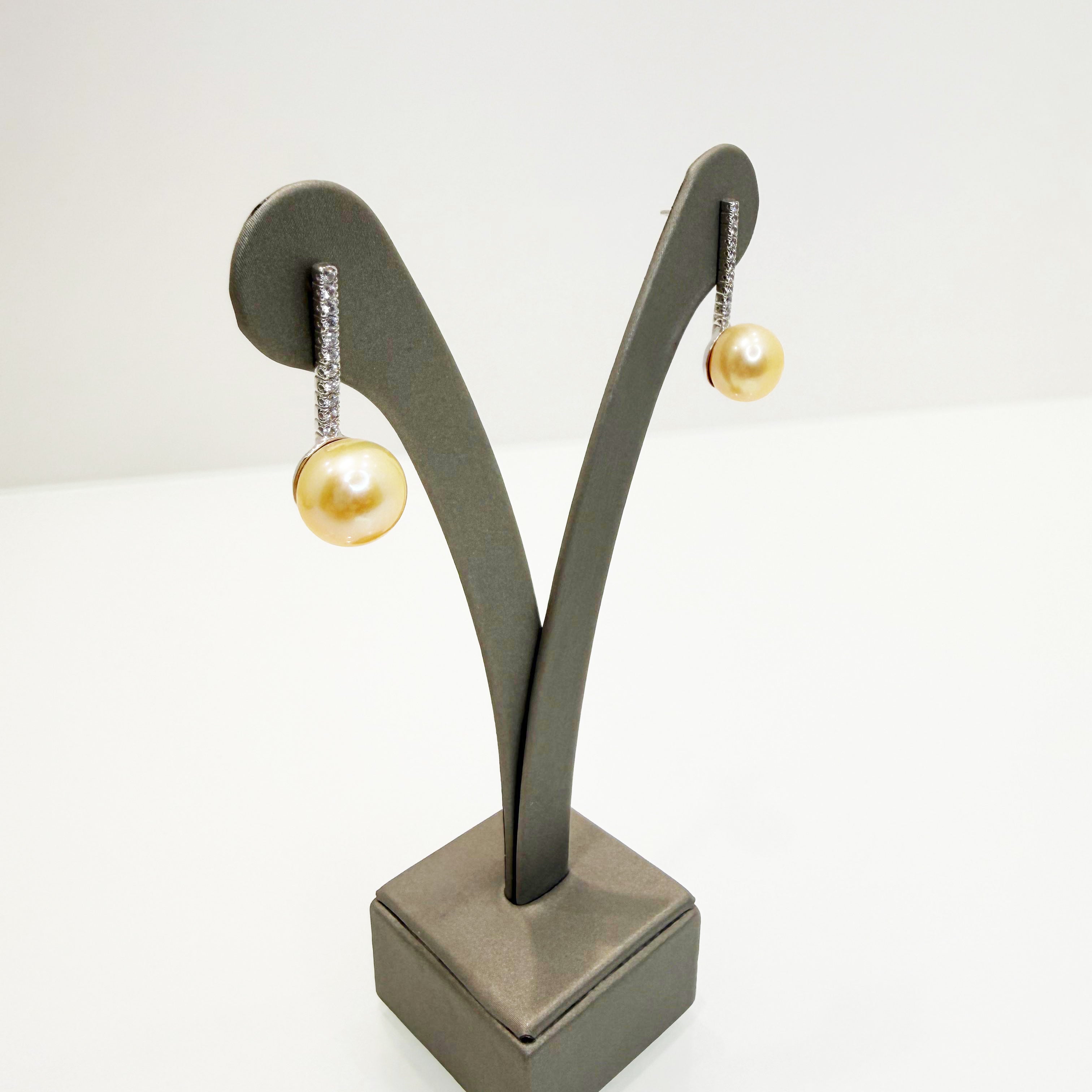 Orecchini pendenti con perla gold e zirconi in oro bianco 18KT (750) – Made in Italy