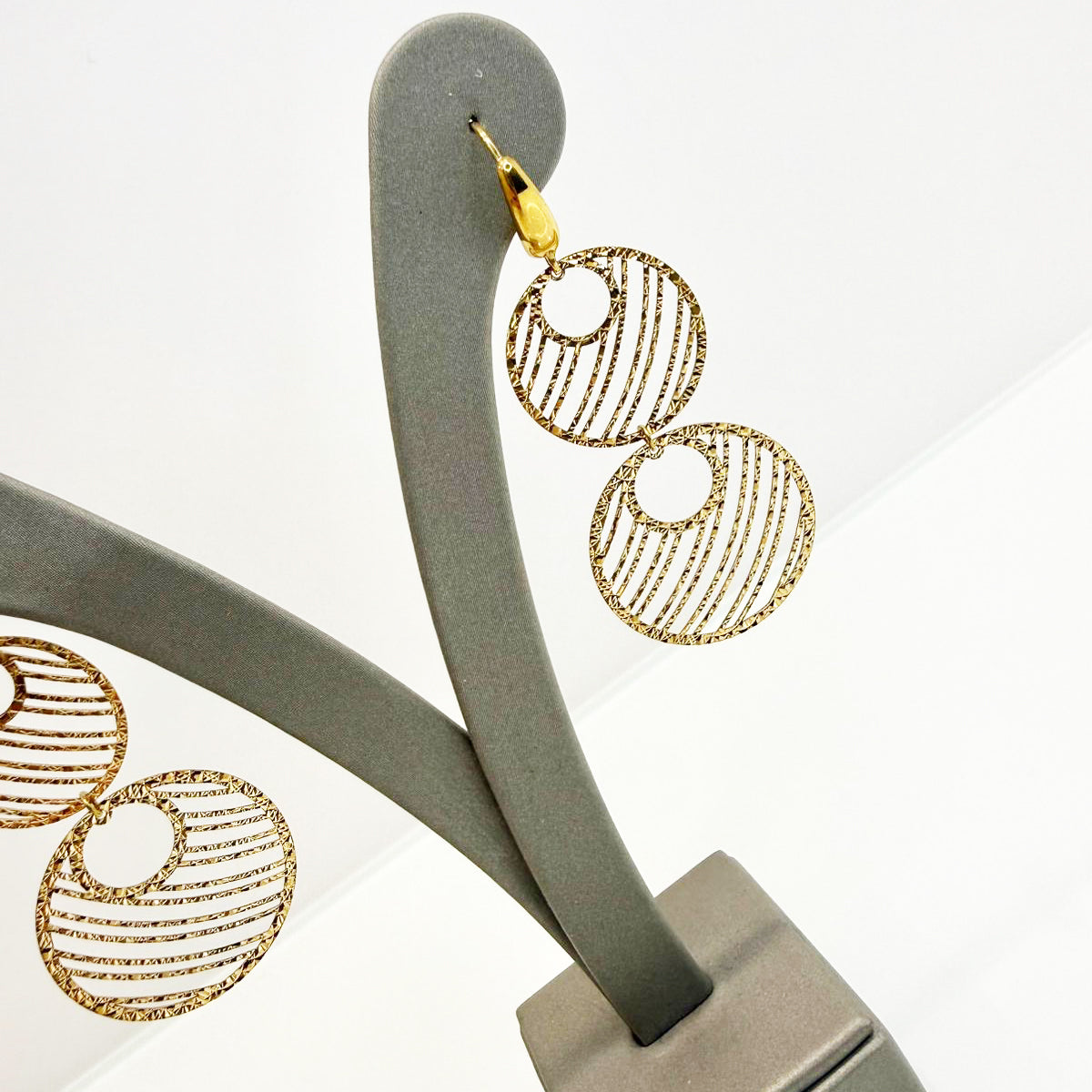 Orecchini pendenti a cerchi lavorati in oro giallo 18KT (750) – Made in Italy