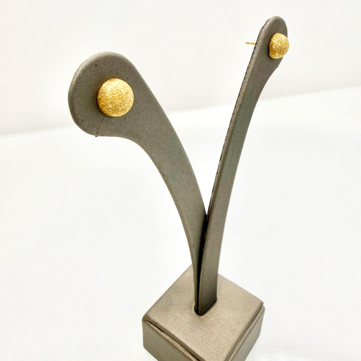 Orecchini a lobo satinati in oro giallo 18KT (750) – Design moderno e minimal