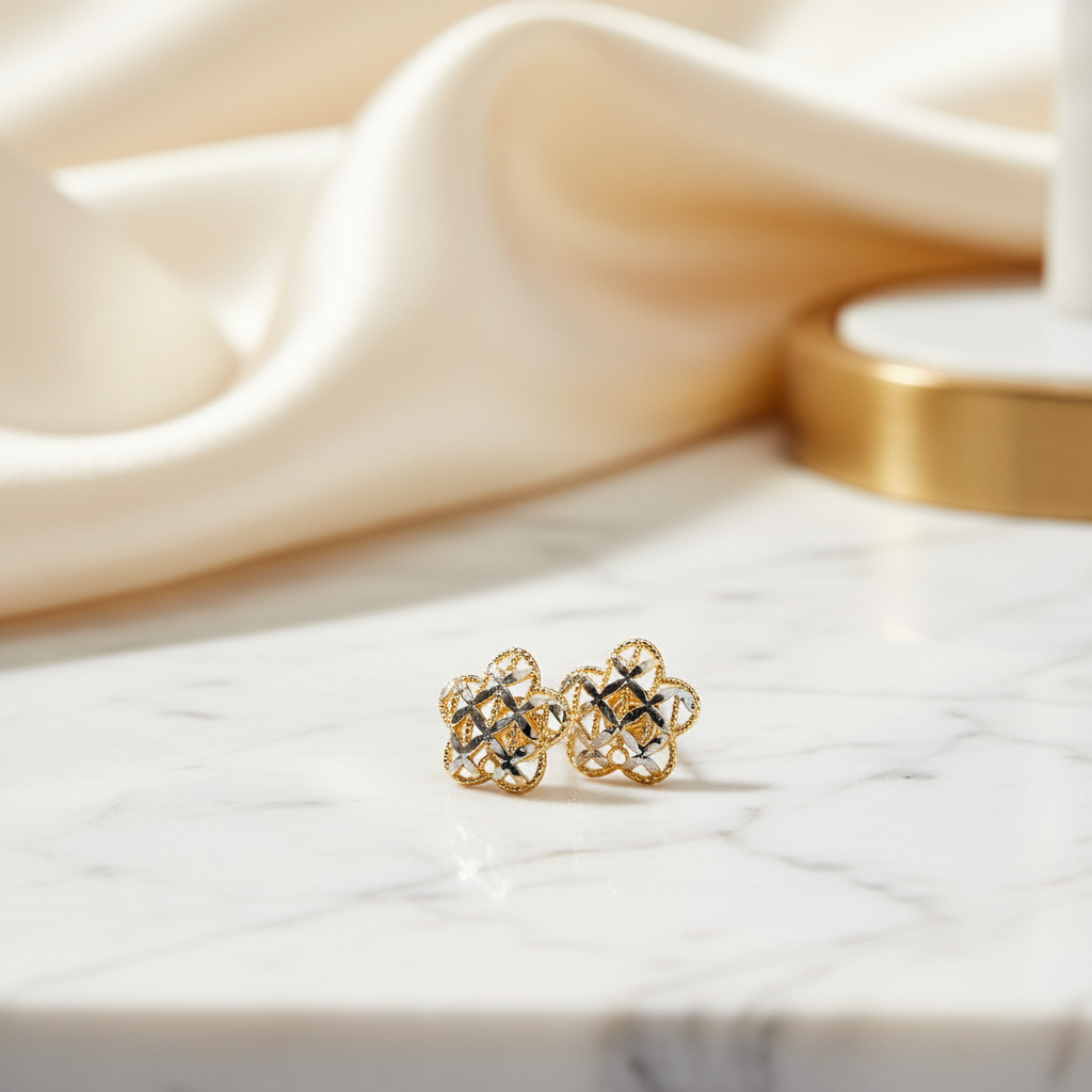 Orecchini a lobo traforati in oro giallo e bianco 18KT (750) – Design elegante a fiore