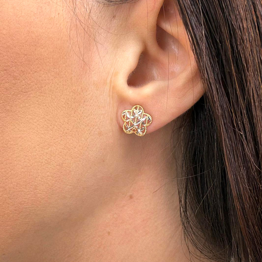 Orecchini a lobo traforati in oro giallo e bianco 18KT (750) – Design elegante a fiore