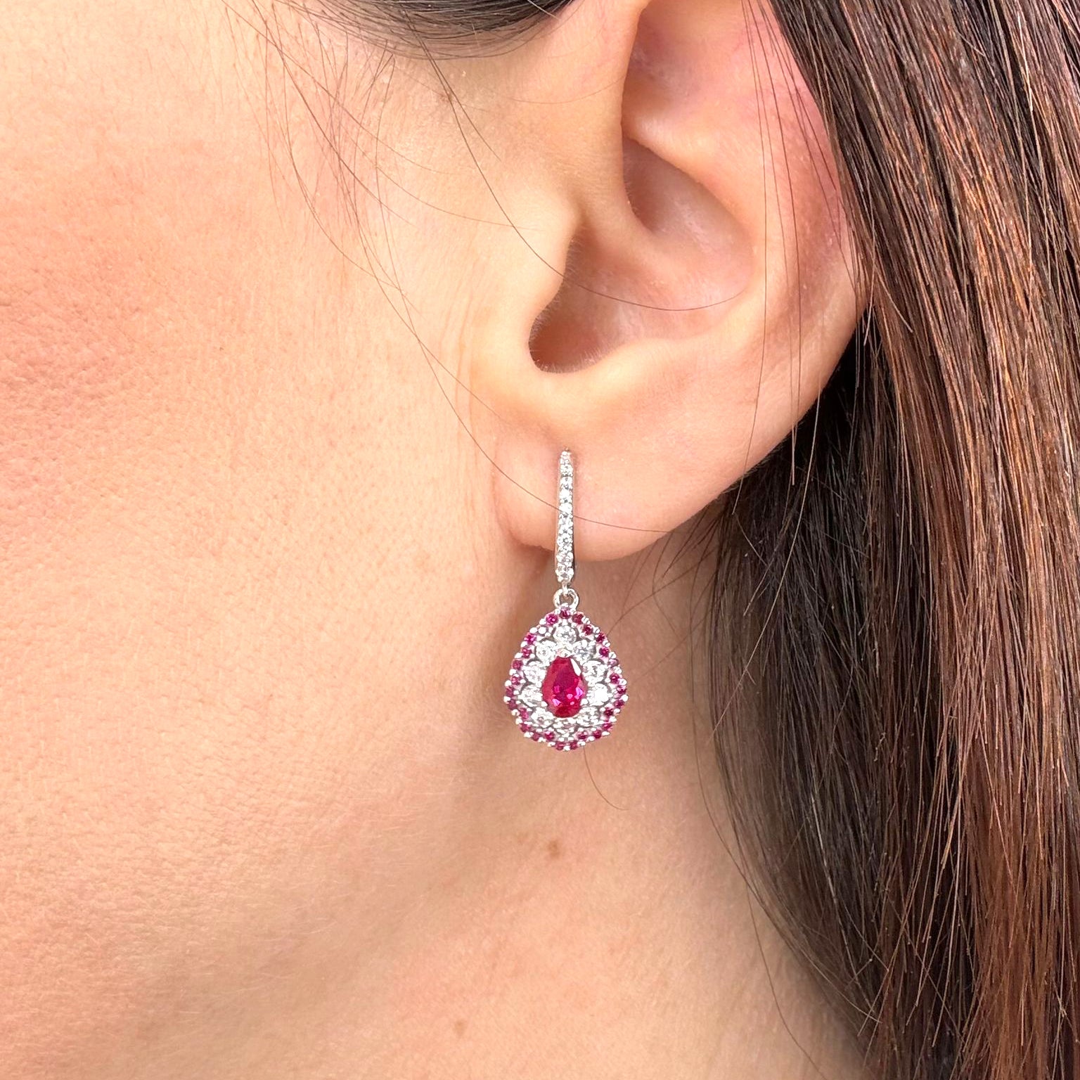 Orecchini pendenti in oro bianco 18KT (750) con pietre rosse e zirconi