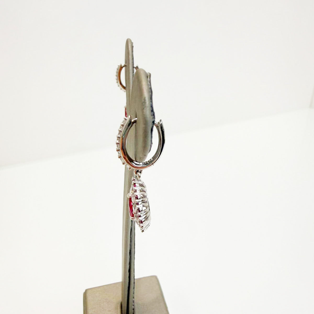 Orecchini pendenti in oro bianco 18KT (750) con pietre rosse e zirconi