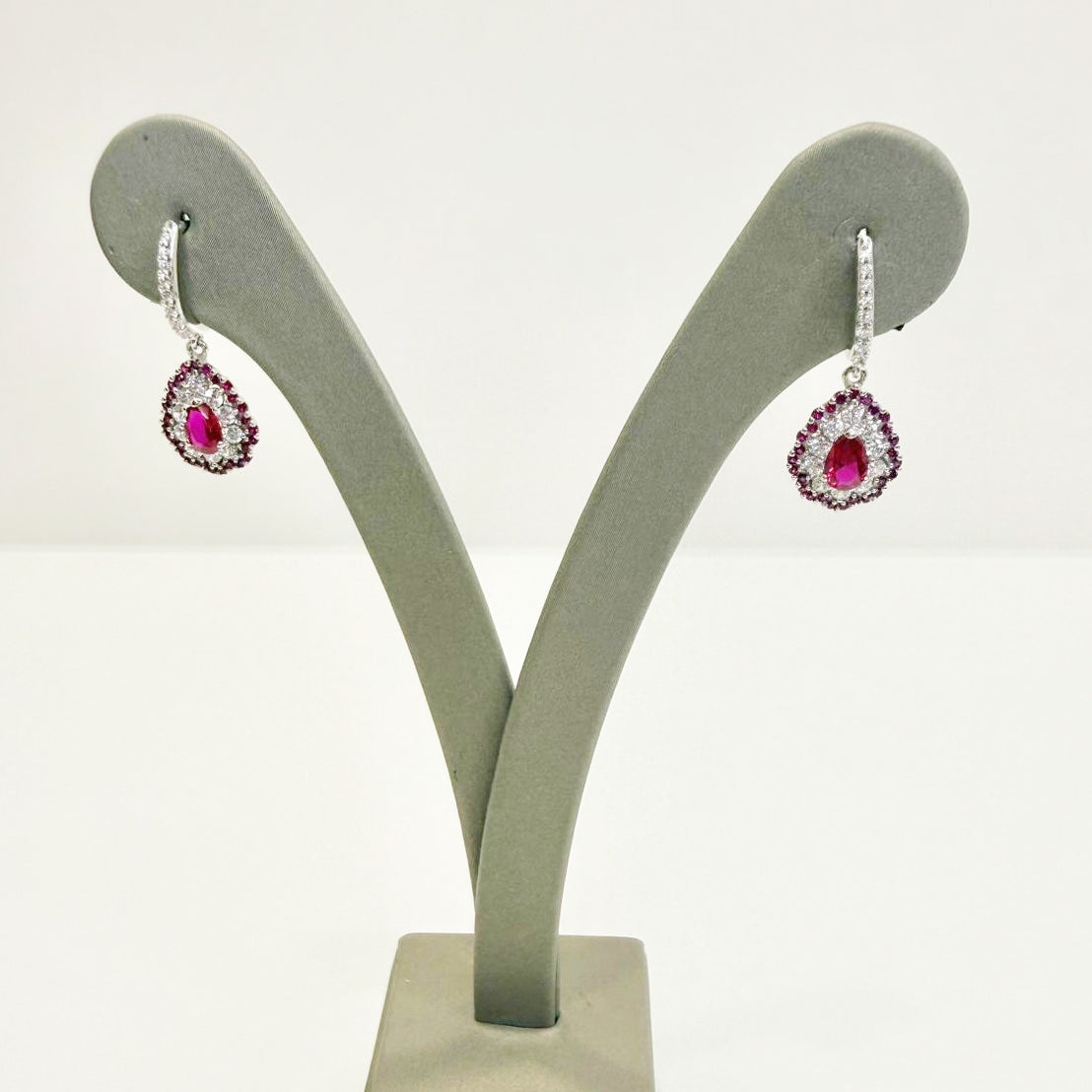 Orecchini pendenti in oro bianco 18KT (750) con pietre rosse e zirconi