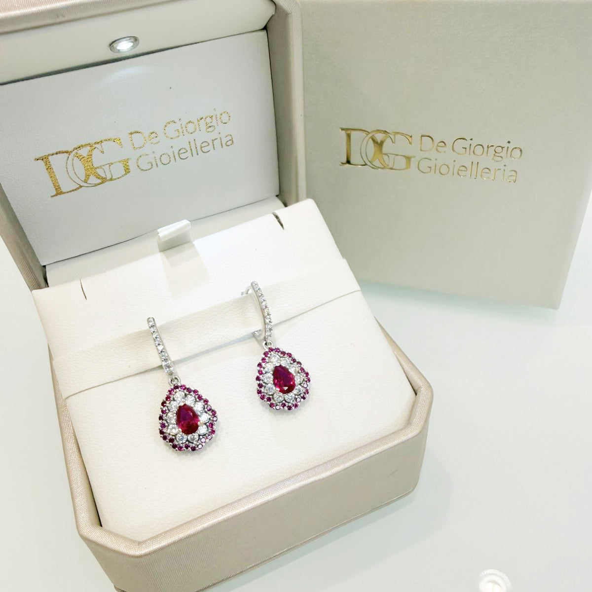 Orecchini pendenti in oro bianco 18KT (750) con pietre rosse e zirconi