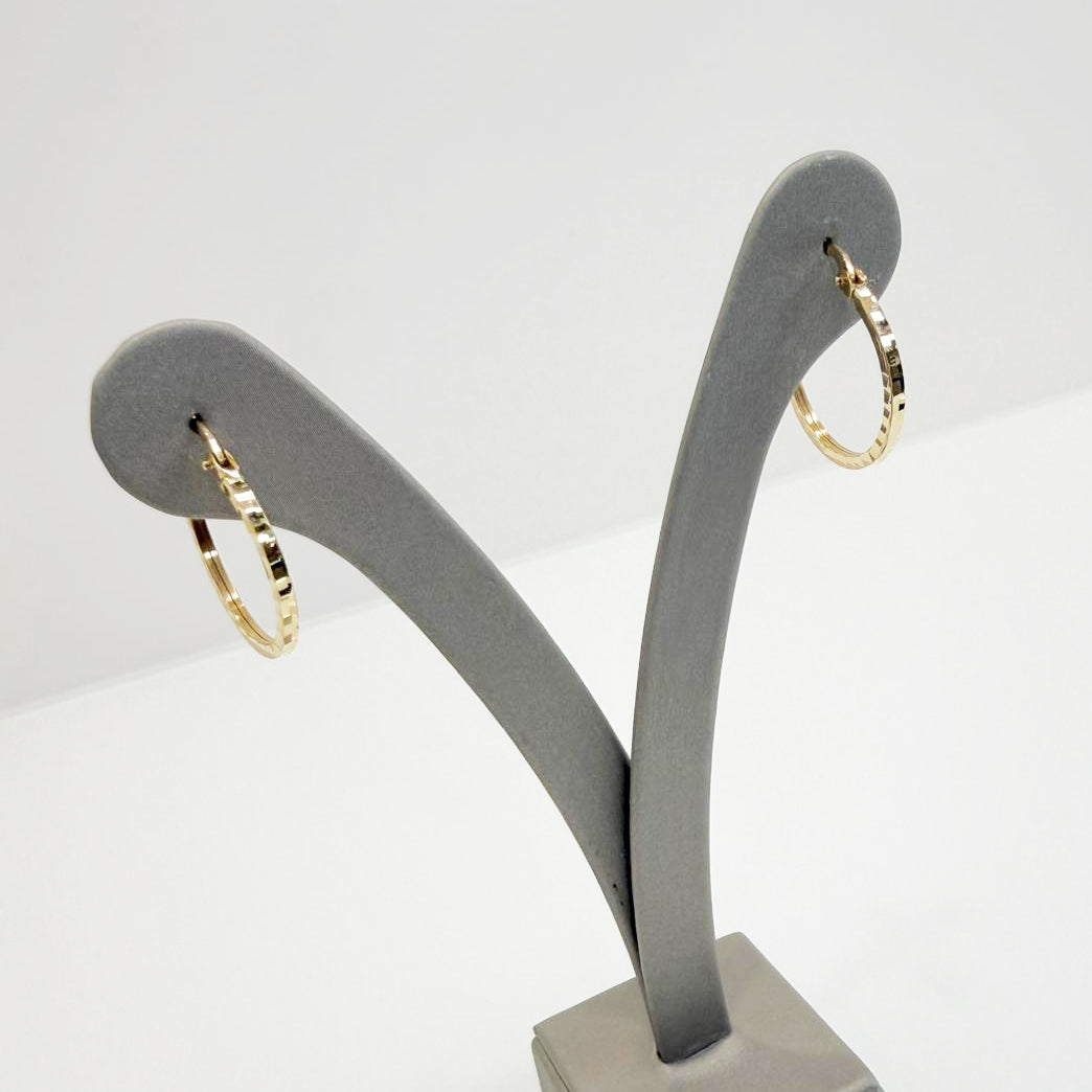 Orecchini a cerchio in oro giallo 18KT (750) con lavorazione diamantata