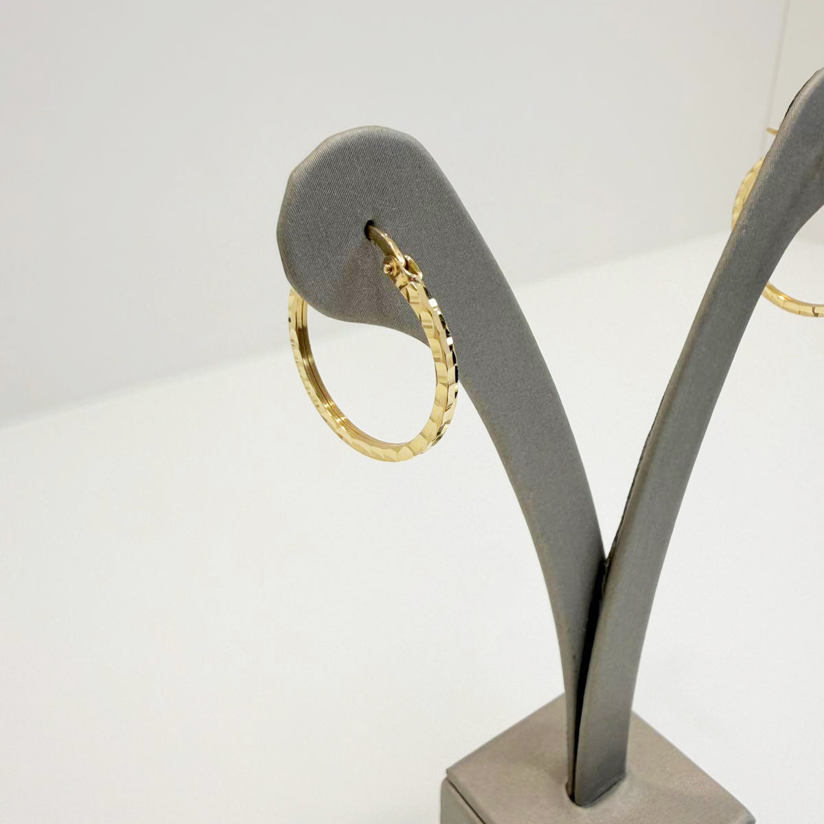 Orecchini a cerchio in oro giallo 18KT (750) con lavorazione diamantata