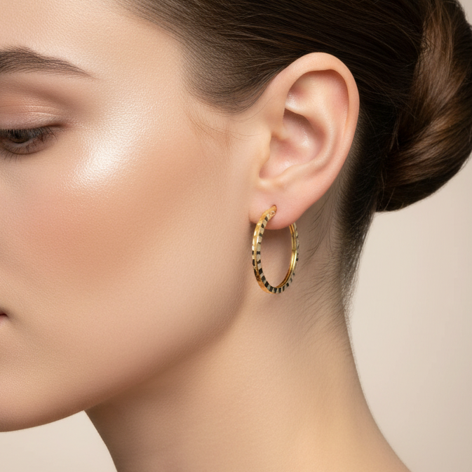 Orecchini a cerchio in oro giallo 18KT (750) con lavorazione diamantata