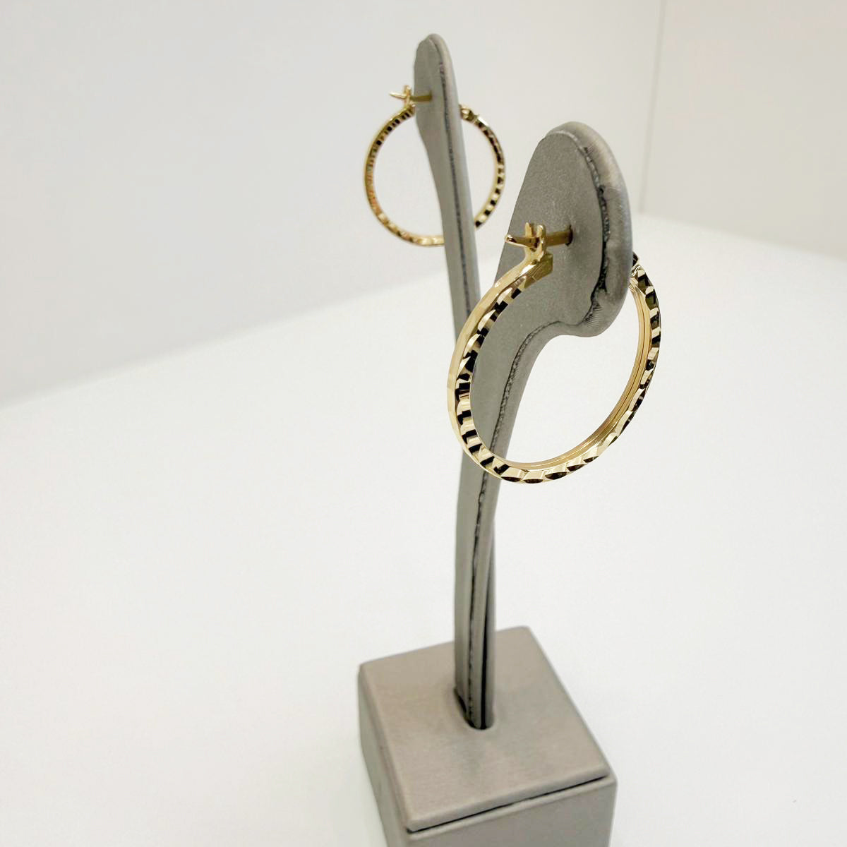 Orecchini a cerchio in oro giallo 18KT (750) con lavorazione diamantata