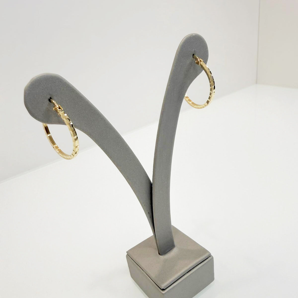 Orecchini a cerchio in oro giallo 18KT (750) con lavorazione diamantata