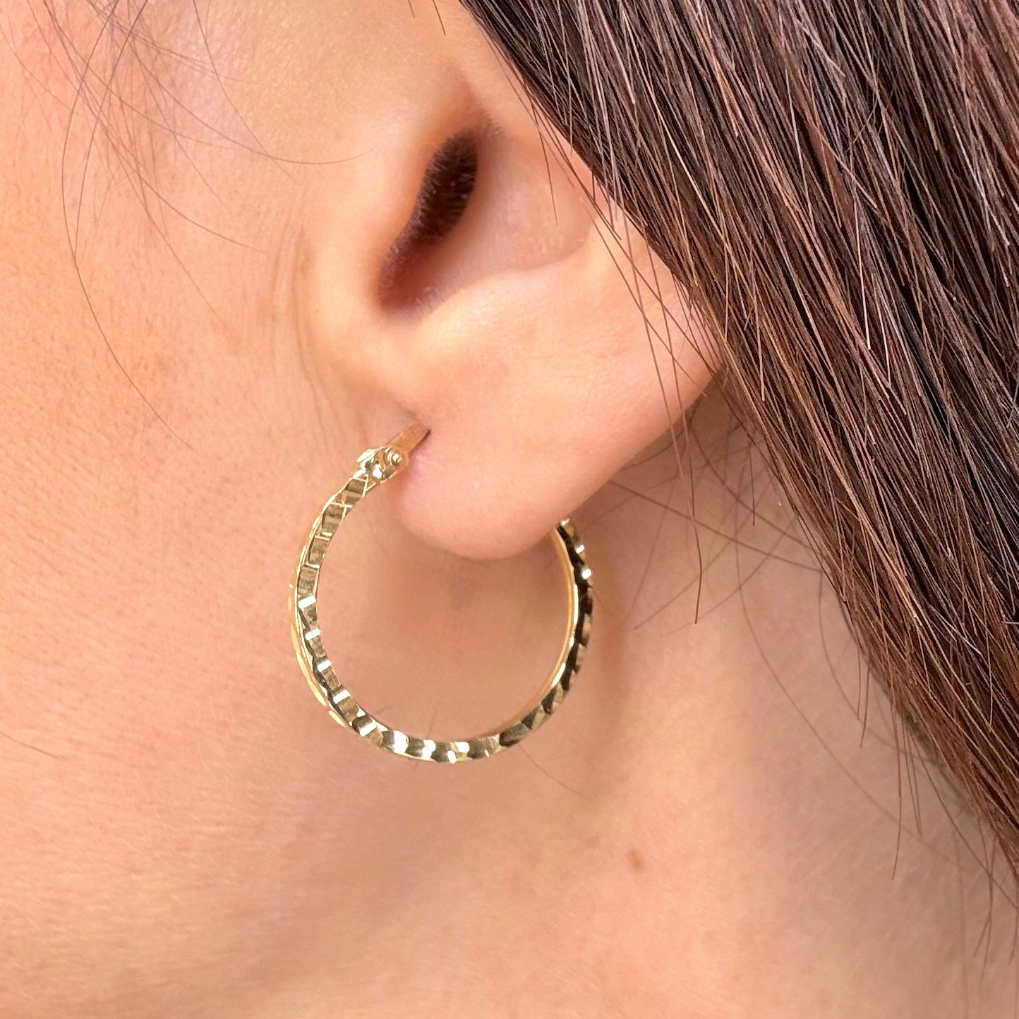 Orecchini a cerchio in oro giallo 18KT (750) con lavorazione diamantata