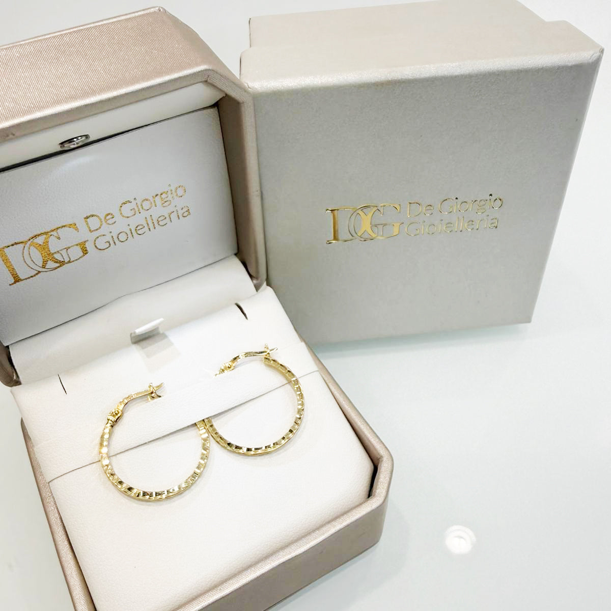 Orecchini a cerchio in oro giallo 18KT (750) con lavorazione diamantata