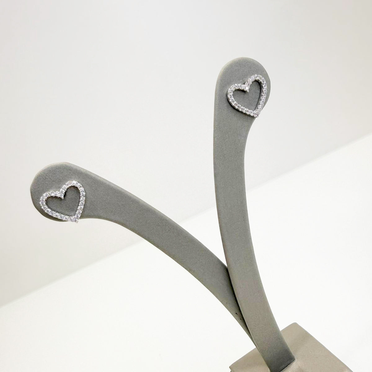 Orecchini a lobo a cuore in oro bianco 18KT (750) con zirconi