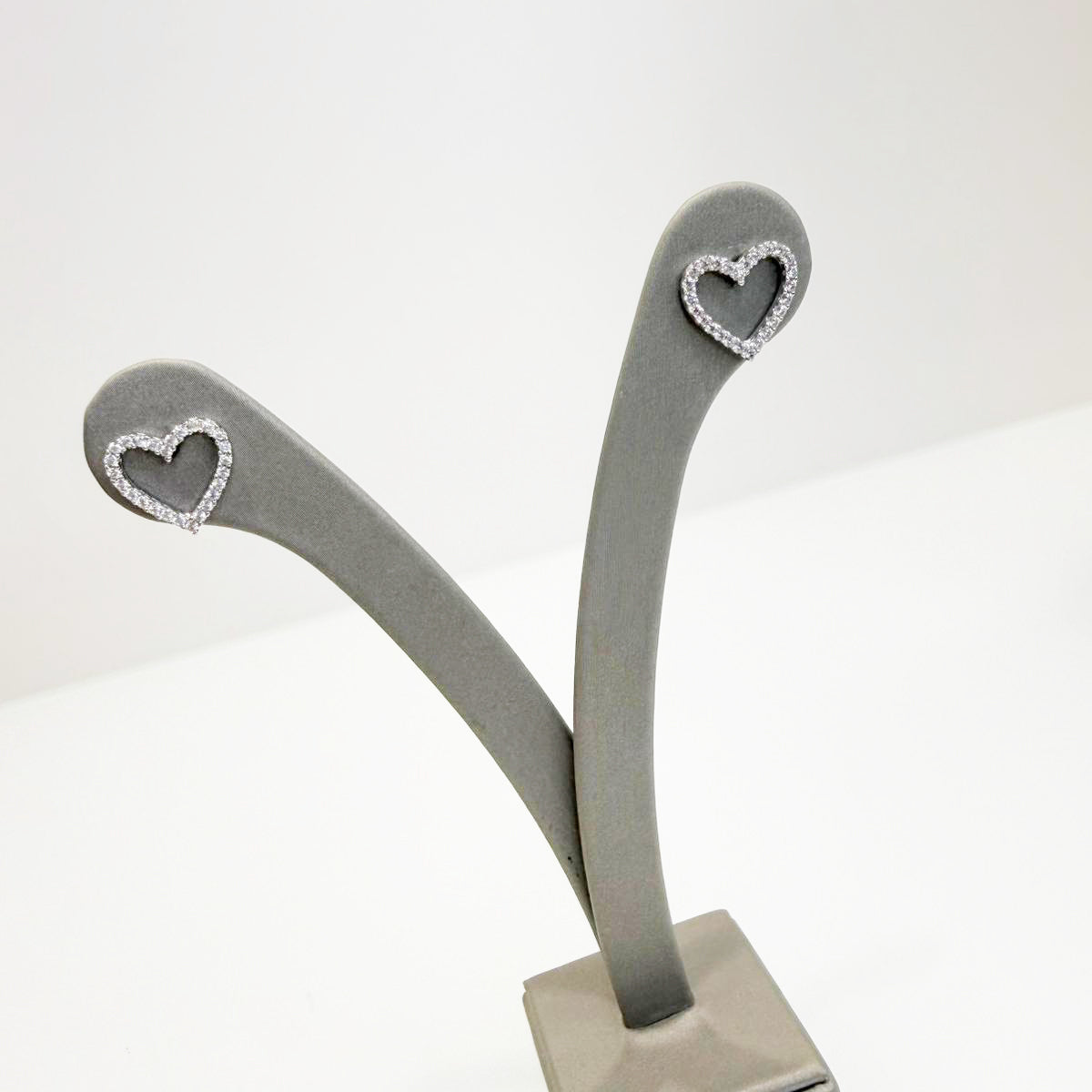 Orecchini a lobo a cuore in oro bianco 18KT (750) con zirconi