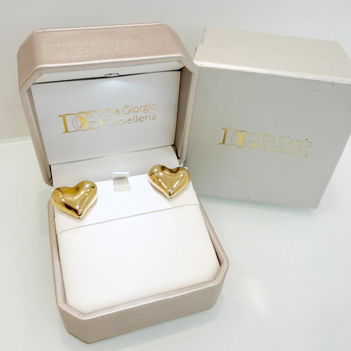Orecchini a lobo cuore bombato in oro giallo 18KT (750)