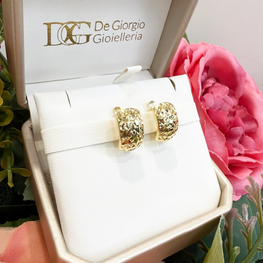 Orecchini a cerchio da donna in oro giallo lavorato 18 Kt (750) – Terza misura