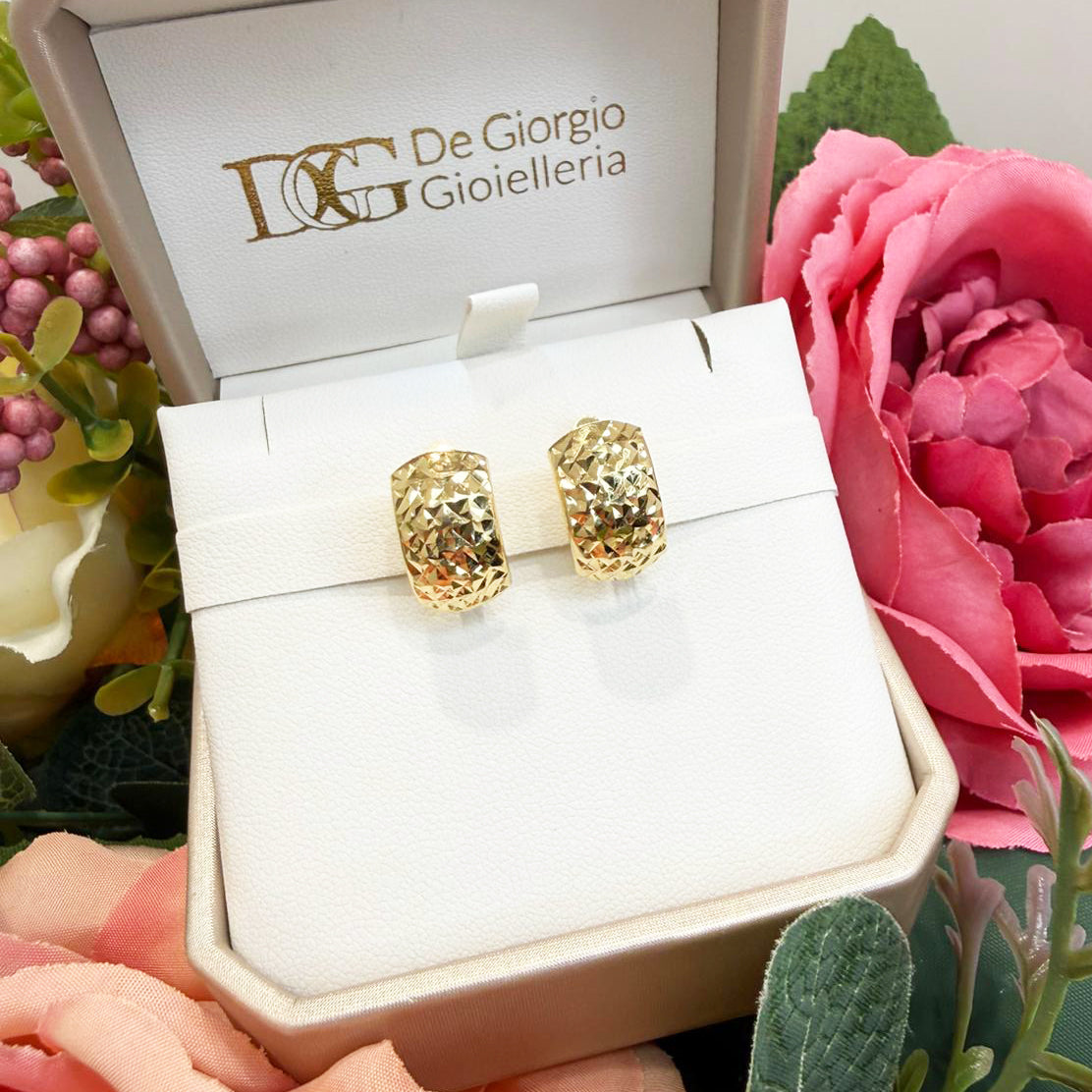 Orecchini a cerchio da donna in oro giallo lavorato 18 Kt (750) – Terza misura