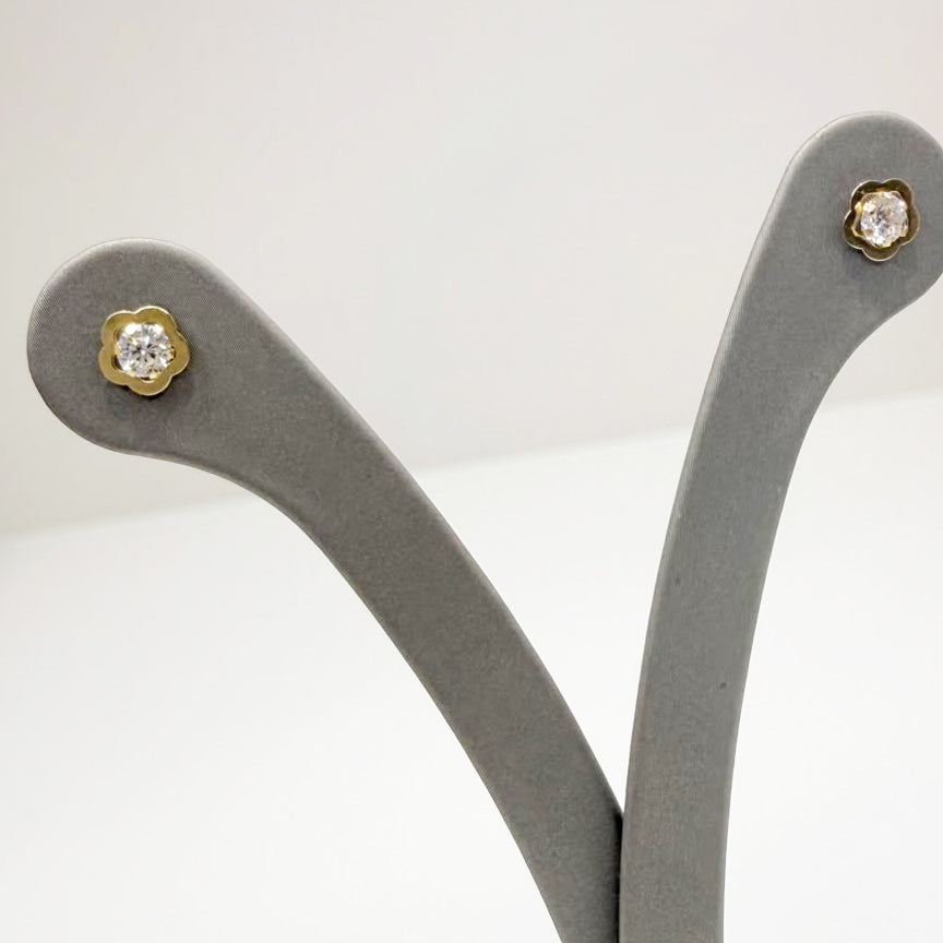 Orecchini fiore con zircone in oro giallo 18 KT (750)