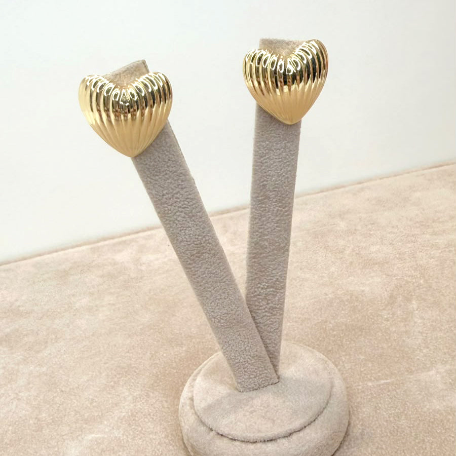 ORECCHINI A CUORE LAVORATI IN ORO 18 KT
