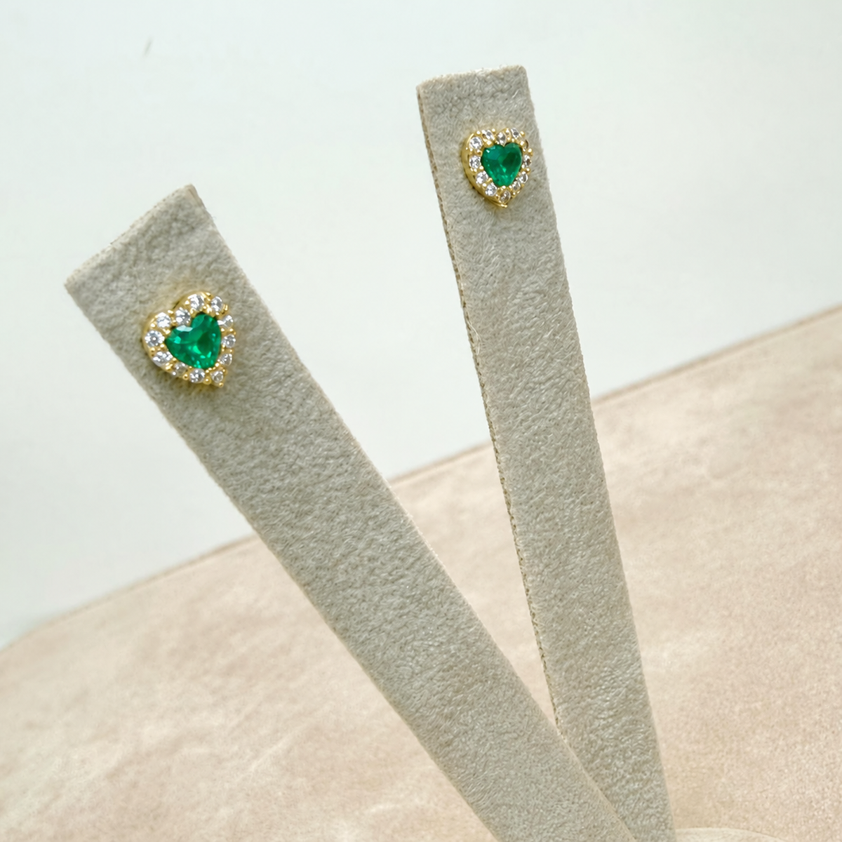 ORECCHINI CUORE CON ZIRCONI VERDI E BIANCHI IN ORO 18 KT