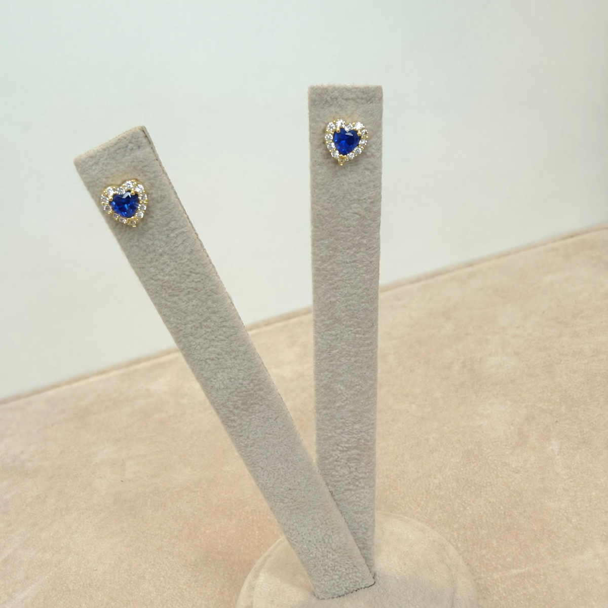 ORECCHINI CUORE CON ZIRCONI BLU E BIANCHI IN ORO 18 KT