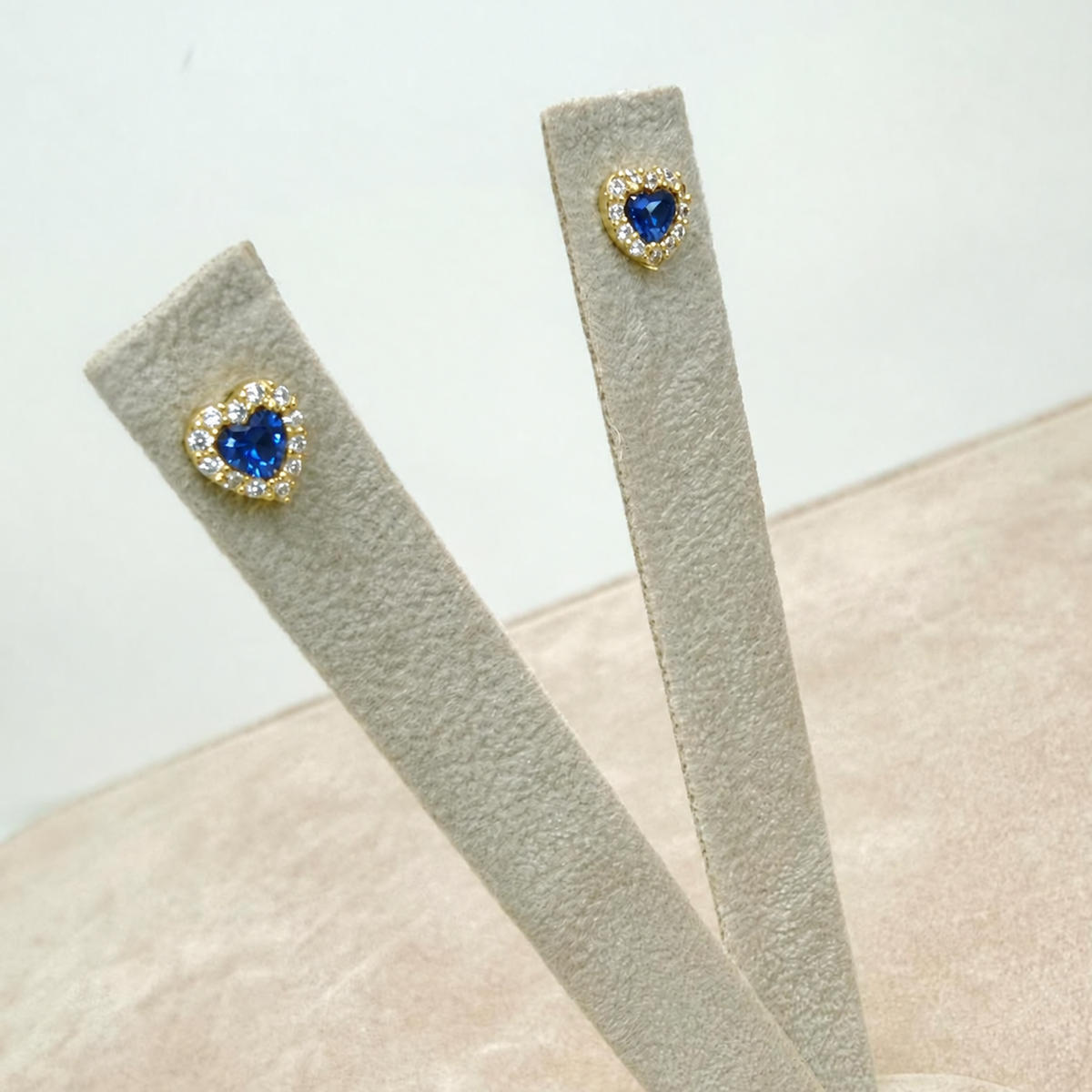 ORECCHINI CUORE CON ZIRCONI BLU E BIANCHI IN ORO 18 KT