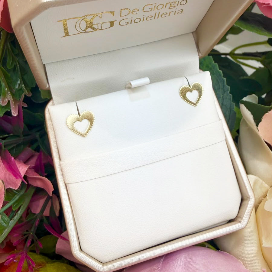 ORECCHINI CUORE TRAFORATO CON BORDO LAVORATO IN ORO 18 KT