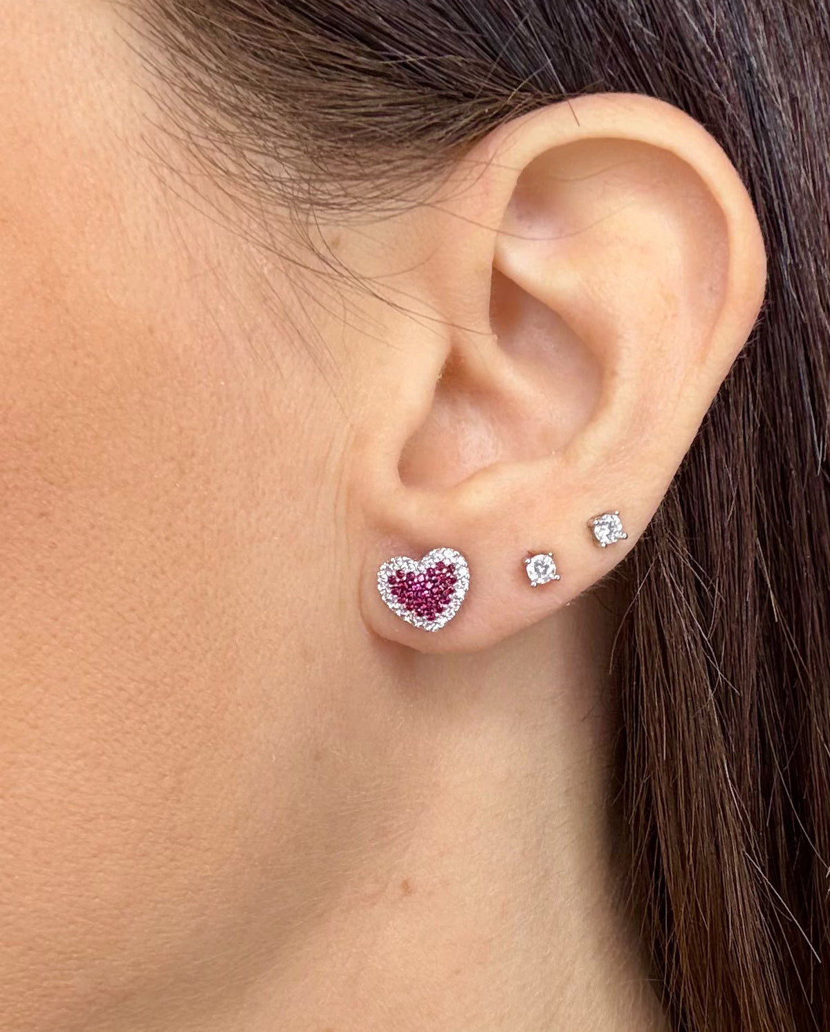 ORECCHINI CUORE CON PIETRE ROSSE E ZIRCONI IN ORO BIANCO 18 KT (750)