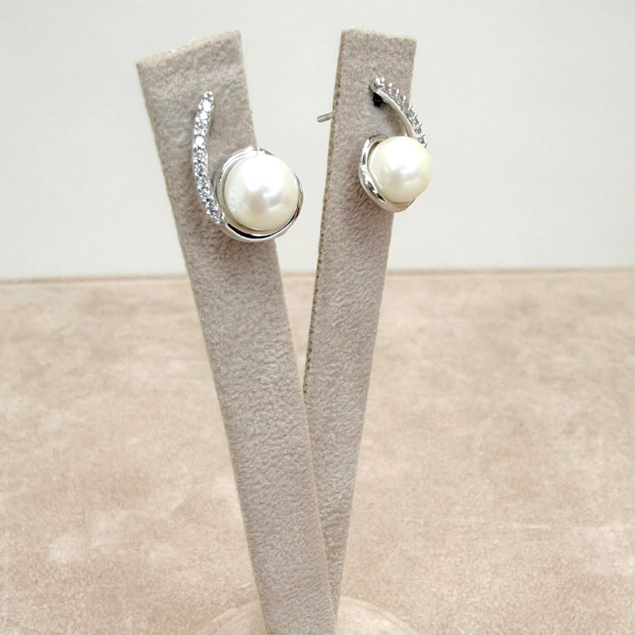 ORECCHINI CON PERLA E ZIRCONI IN ORO BIANCO 18 KT (750)