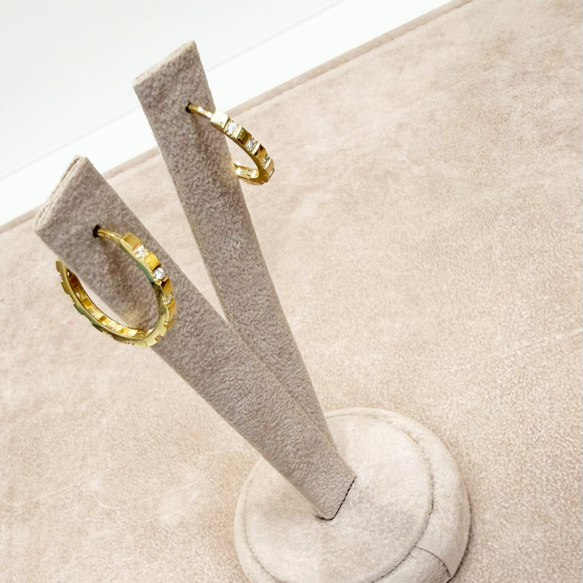ORECCHINI A CERCHIO CON ZIRCONI IN ORO GIALLO 18 KT (750)