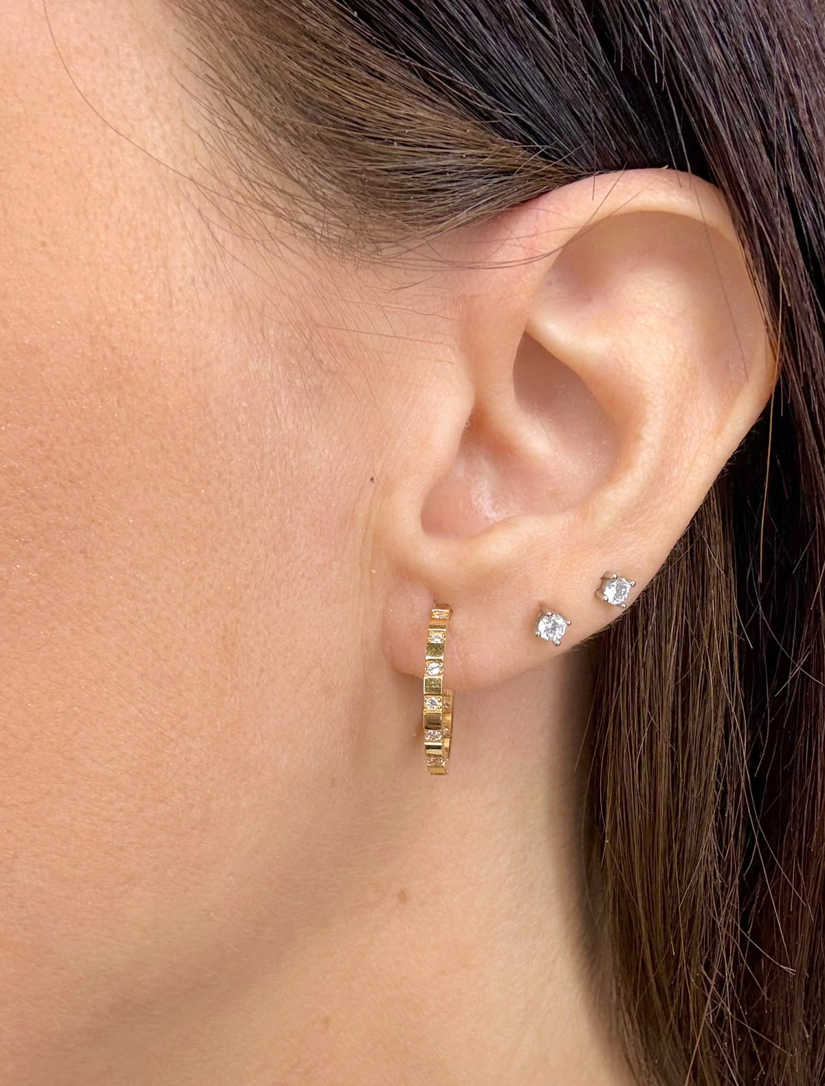 ORECCHINI A CERCHIO CON ZIRCONI IN ORO GIALLO 18 KT (750)